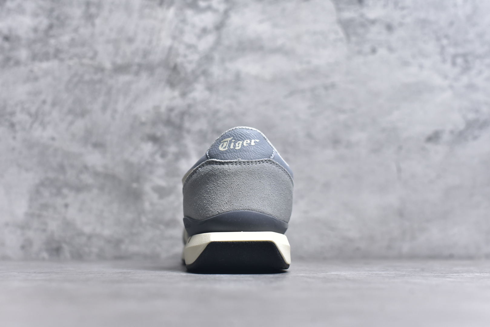 图片[5]-#Asics Onitsuka Tiger Ultimate 81 EX 亚瑟士终极系列低帮复古风百搭皮革休闲运动慢跑鞋 采用软质荔枝纹牛培皮鞋面材质 配置OrthoLite鞋垫 轻质Eva缓震组合耐磨橡胶外底 Onitsuka Tiger 鬼塚虎 ULTIMATE 81EX 1183C074 中性款运动鞋 鞋跟底部的缓震孔设计以及TPU后跟保护片强化稳定性 造就合乎新时代高性能运动鞋标准的现代鞋款 牛皮革鞋面 FLYTEFOAM Propel中底增强缓震性与回弹性 鞋跟处采用fuzeGEL缓震胶科技 强化缓震 OrthoLite鞋垫 进一步强化缓震Gel-Kayano超轻量专业运动慢跑鞋 货号：1183C074 尺码：35.5-45-选品中心