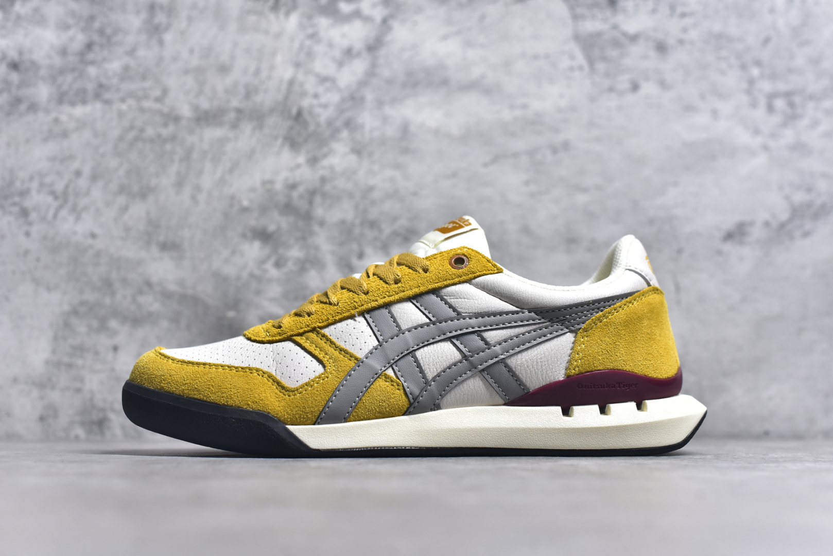 #Asics Onitsuka Tiger Ultimate 81 EX 亚瑟士终极系列低帮复古风百搭皮革休闲运动慢跑鞋 采用软质荔枝纹牛培皮鞋面材质 配置OrthoLite鞋垫 轻质Eva缓震组合耐磨橡胶外底 Onitsuka Tiger 鬼塚虎 ULTIMATE 81EX 1183B510 中性款运动鞋 鞋跟底部的缓震孔设计以及TPU后跟保护片强化稳定性 造就合乎新时代高性能运动鞋标准的现代鞋款 牛皮革鞋面 FLYTEFOAM Propel中底增强缓震性与回弹性 鞋跟处采用fuzeGEL缓震胶科技 强化缓震 OrthoLite鞋垫 进一步强化缓震Gel-Kayano超轻量专业运动慢跑鞋 货号：1183B510 尺码：35.5-45-选品中心