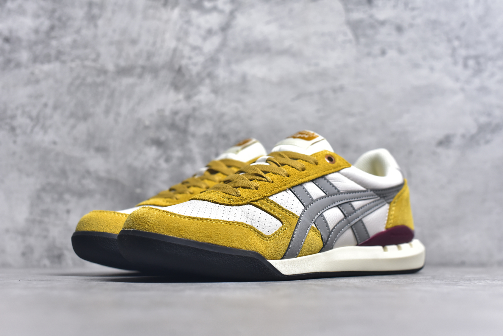图片[2]-#Asics Onitsuka Tiger Ultimate 81 EX 亚瑟士终极系列低帮复古风百搭皮革休闲运动慢跑鞋 采用软质荔枝纹牛培皮鞋面材质 配置OrthoLite鞋垫 轻质Eva缓震组合耐磨橡胶外底 Onitsuka Tiger 鬼塚虎 ULTIMATE 81EX 1183B510 中性款运动鞋 鞋跟底部的缓震孔设计以及TPU后跟保护片强化稳定性 造就合乎新时代高性能运动鞋标准的现代鞋款 牛皮革鞋面 FLYTEFOAM Propel中底增强缓震性与回弹性 鞋跟处采用fuzeGEL缓震胶科技 强化缓震 OrthoLite鞋垫 进一步强化缓震Gel-Kayano超轻量专业运动慢跑鞋 货号：1183B510 尺码：35.5-45-选品中心