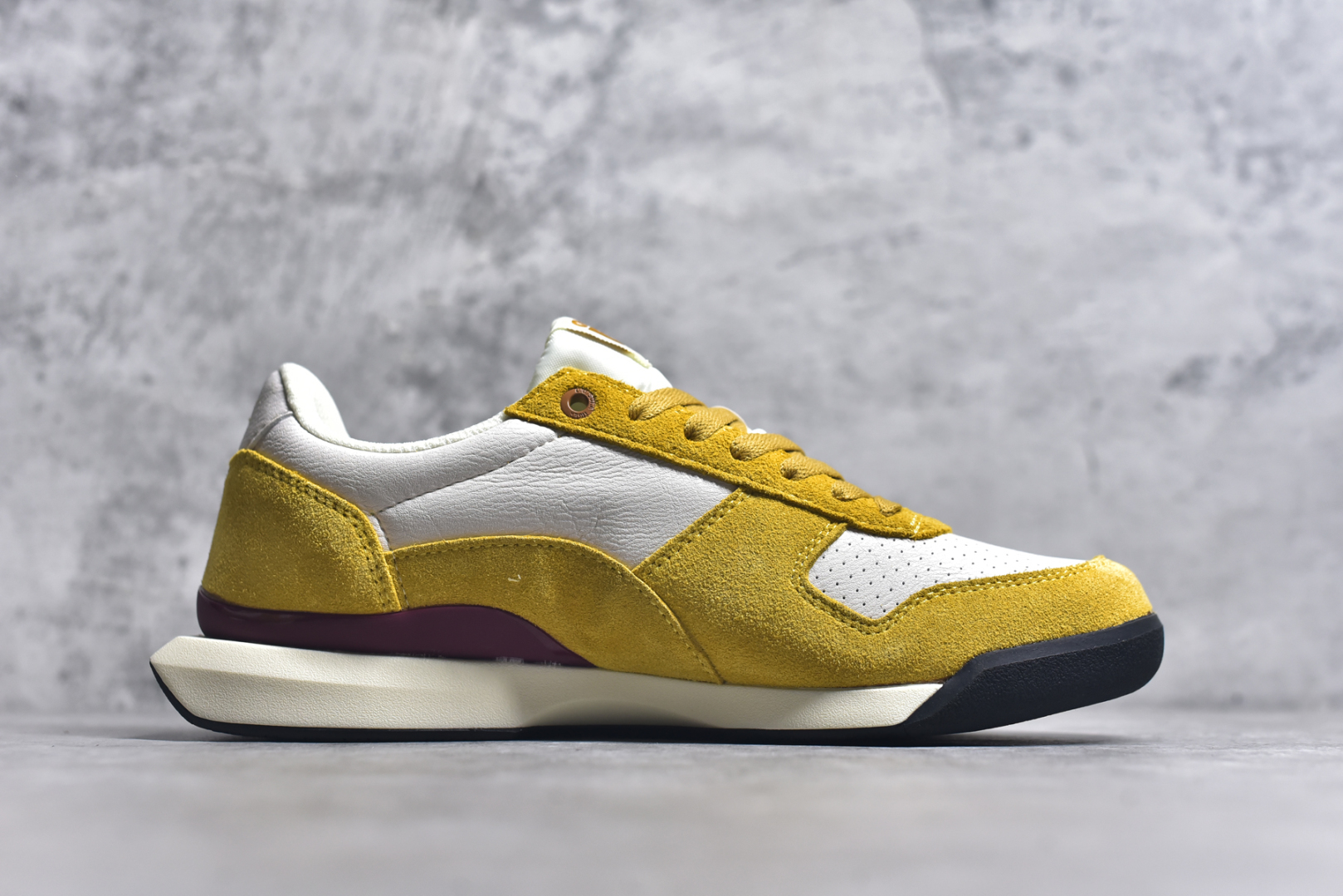 图片[3]-#Asics Onitsuka Tiger Ultimate 81 EX 亚瑟士终极系列低帮复古风百搭皮革休闲运动慢跑鞋 采用软质荔枝纹牛培皮鞋面材质 配置OrthoLite鞋垫 轻质Eva缓震组合耐磨橡胶外底 Onitsuka Tiger 鬼塚虎 ULTIMATE 81EX 1183B510 中性款运动鞋 鞋跟底部的缓震孔设计以及TPU后跟保护片强化稳定性 造就合乎新时代高性能运动鞋标准的现代鞋款 牛皮革鞋面 FLYTEFOAM Propel中底增强缓震性与回弹性 鞋跟处采用fuzeGEL缓震胶科技 强化缓震 OrthoLite鞋垫 进一步强化缓震Gel-Kayano超轻量专业运动慢跑鞋 货号：1183B510 尺码：35.5-45-选品中心