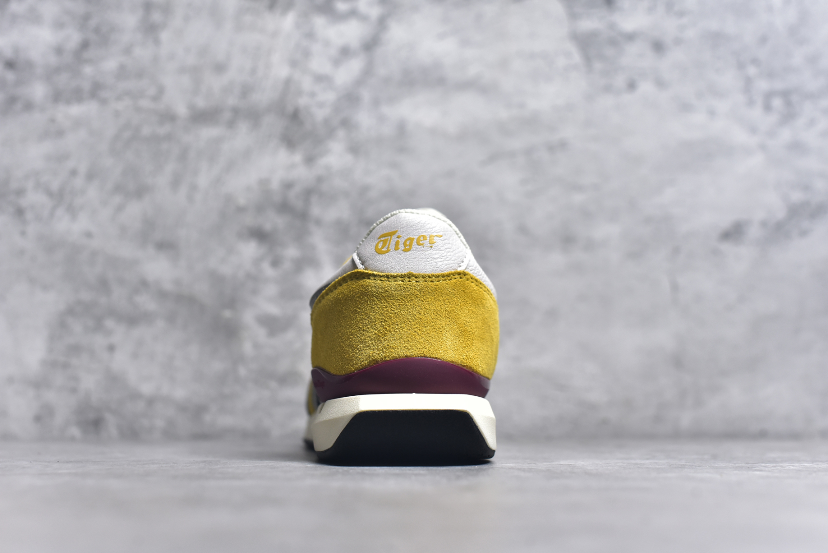 图片[5]-#Asics Onitsuka Tiger Ultimate 81 EX 亚瑟士终极系列低帮复古风百搭皮革休闲运动慢跑鞋 采用软质荔枝纹牛培皮鞋面材质 配置OrthoLite鞋垫 轻质Eva缓震组合耐磨橡胶外底 Onitsuka Tiger 鬼塚虎 ULTIMATE 81EX 1183B510 中性款运动鞋 鞋跟底部的缓震孔设计以及TPU后跟保护片强化稳定性 造就合乎新时代高性能运动鞋标准的现代鞋款 牛皮革鞋面 FLYTEFOAM Propel中底增强缓震性与回弹性 鞋跟处采用fuzeGEL缓震胶科技 强化缓震 OrthoLite鞋垫 进一步强化缓震Gel-Kayano超轻量专业运动慢跑鞋 货号：1183B510 尺码：35.5-45-选品中心
