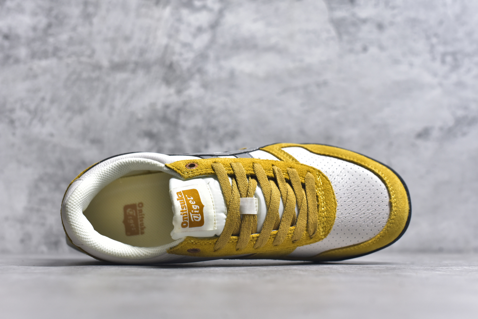 图片[4]-#Asics Onitsuka Tiger Ultimate 81 EX 亚瑟士终极系列低帮复古风百搭皮革休闲运动慢跑鞋 采用软质荔枝纹牛培皮鞋面材质 配置OrthoLite鞋垫 轻质Eva缓震组合耐磨橡胶外底 Onitsuka Tiger 鬼塚虎 ULTIMATE 81EX 1183B510 中性款运动鞋 鞋跟底部的缓震孔设计以及TPU后跟保护片强化稳定性 造就合乎新时代高性能运动鞋标准的现代鞋款 牛皮革鞋面 FLYTEFOAM Propel中底增强缓震性与回弹性 鞋跟处采用fuzeGEL缓震胶科技 强化缓震 OrthoLite鞋垫 进一步强化缓震Gel-Kayano超轻量专业运动慢跑鞋 货号：1183B510 尺码：35.5-45-选品中心