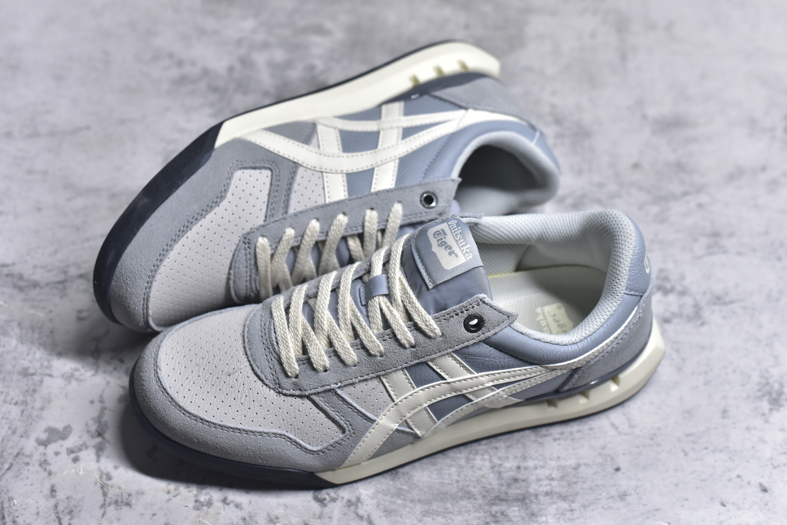 图片[7]-#Asics Onitsuka Tiger Ultimate 81 EX 亚瑟士终极系列低帮复古风百搭皮革休闲运动慢跑鞋 采用软质荔枝纹牛培皮鞋面材质 配置OrthoLite鞋垫 轻质Eva缓震组合耐磨橡胶外底 Onitsuka Tiger 鬼塚虎 ULTIMATE 81EX 1183C074 中性款运动鞋 鞋跟底部的缓震孔设计以及TPU后跟保护片强化稳定性 造就合乎新时代高性能运动鞋标准的现代鞋款 牛皮革鞋面 FLYTEFOAM Propel中底增强缓震性与回弹性 鞋跟处采用fuzeGEL缓震胶科技 强化缓震 OrthoLite鞋垫 进一步强化缓震Gel-Kayano超轻量专业运动慢跑鞋 货号：1183C074 尺码：35.5-45-选品中心