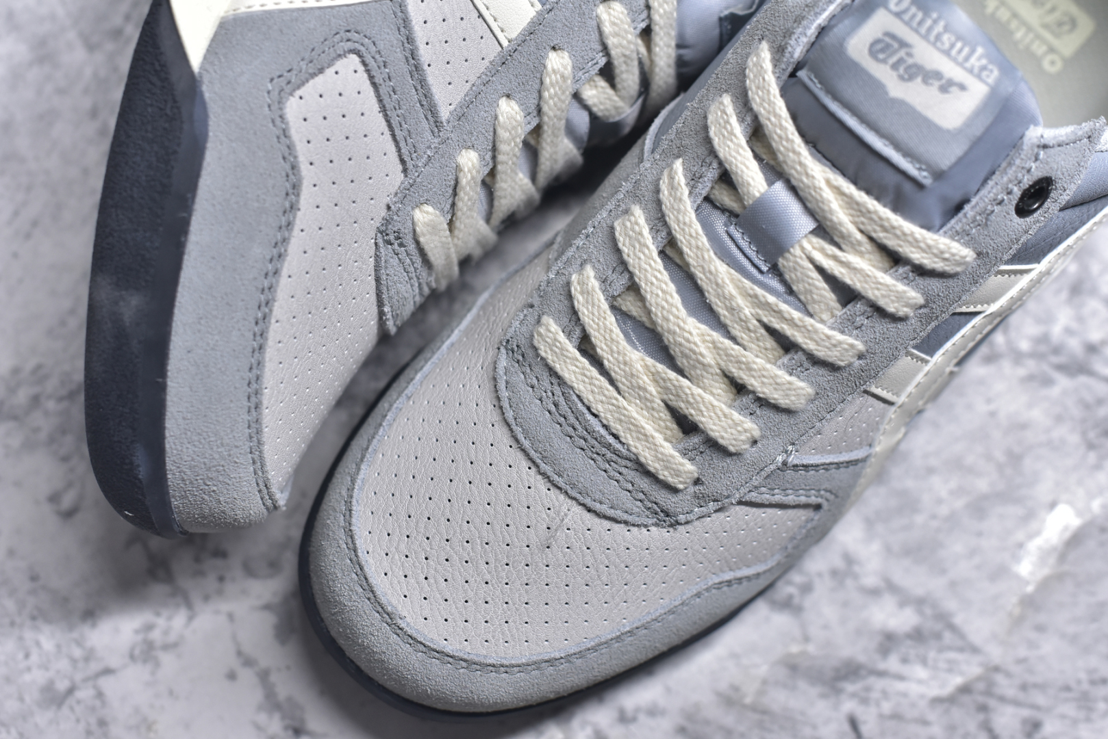 图片[8]-#Asics Onitsuka Tiger Ultimate 81 EX 亚瑟士终极系列低帮复古风百搭皮革休闲运动慢跑鞋 采用软质荔枝纹牛培皮鞋面材质 配置OrthoLite鞋垫 轻质Eva缓震组合耐磨橡胶外底 Onitsuka Tiger 鬼塚虎 ULTIMATE 81EX 1183C074 中性款运动鞋 鞋跟底部的缓震孔设计以及TPU后跟保护片强化稳定性 造就合乎新时代高性能运动鞋标准的现代鞋款 牛皮革鞋面 FLYTEFOAM Propel中底增强缓震性与回弹性 鞋跟处采用fuzeGEL缓震胶科技 强化缓震 OrthoLite鞋垫 进一步强化缓震Gel-Kayano超轻量专业运动慢跑鞋 货号：1183C074 尺码：35.5-45-选品中心