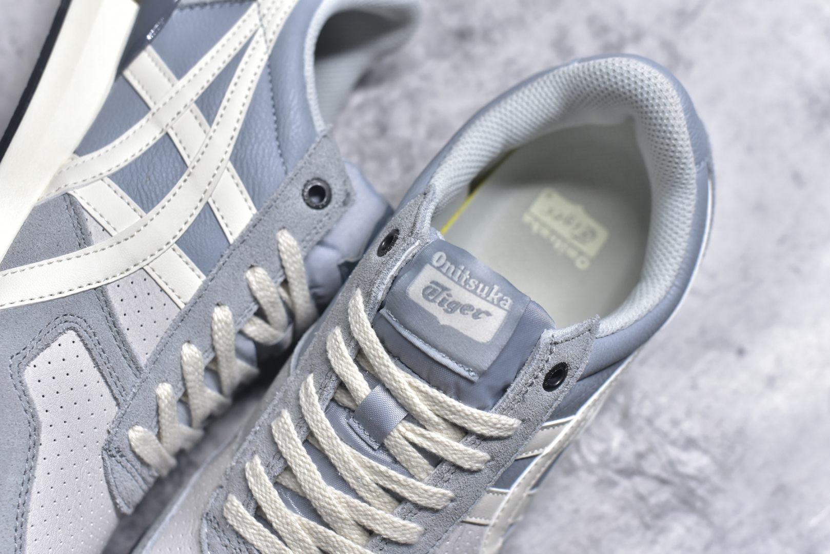 图片[9]-#Asics Onitsuka Tiger Ultimate 81 EX 亚瑟士终极系列低帮复古风百搭皮革休闲运动慢跑鞋 采用软质荔枝纹牛培皮鞋面材质 配置OrthoLite鞋垫 轻质Eva缓震组合耐磨橡胶外底 Onitsuka Tiger 鬼塚虎 ULTIMATE 81EX 1183C074 中性款运动鞋 鞋跟底部的缓震孔设计以及TPU后跟保护片强化稳定性 造就合乎新时代高性能运动鞋标准的现代鞋款 牛皮革鞋面 FLYTEFOAM Propel中底增强缓震性与回弹性 鞋跟处采用fuzeGEL缓震胶科技 强化缓震 OrthoLite鞋垫 进一步强化缓震Gel-Kayano超轻量专业运动慢跑鞋 货号：1183C074 尺码：35.5-45-选品中心