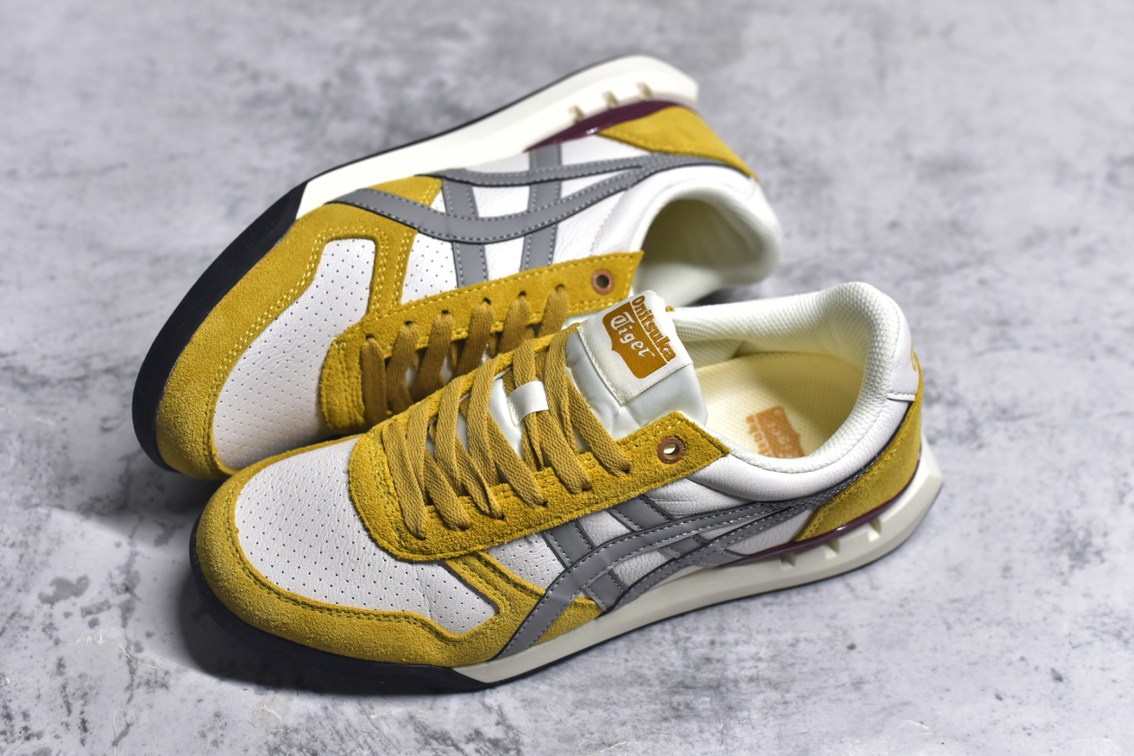 图片[7]-#Asics Onitsuka Tiger Ultimate 81 EX 亚瑟士终极系列低帮复古风百搭皮革休闲运动慢跑鞋 采用软质荔枝纹牛培皮鞋面材质 配置OrthoLite鞋垫 轻质Eva缓震组合耐磨橡胶外底 Onitsuka Tiger 鬼塚虎 ULTIMATE 81EX 1183B510 中性款运动鞋 鞋跟底部的缓震孔设计以及TPU后跟保护片强化稳定性 造就合乎新时代高性能运动鞋标准的现代鞋款 牛皮革鞋面 FLYTEFOAM Propel中底增强缓震性与回弹性 鞋跟处采用fuzeGEL缓震胶科技 强化缓震 OrthoLite鞋垫 进一步强化缓震Gel-Kayano超轻量专业运动慢跑鞋 货号：1183B510 尺码：35.5-45-选品中心