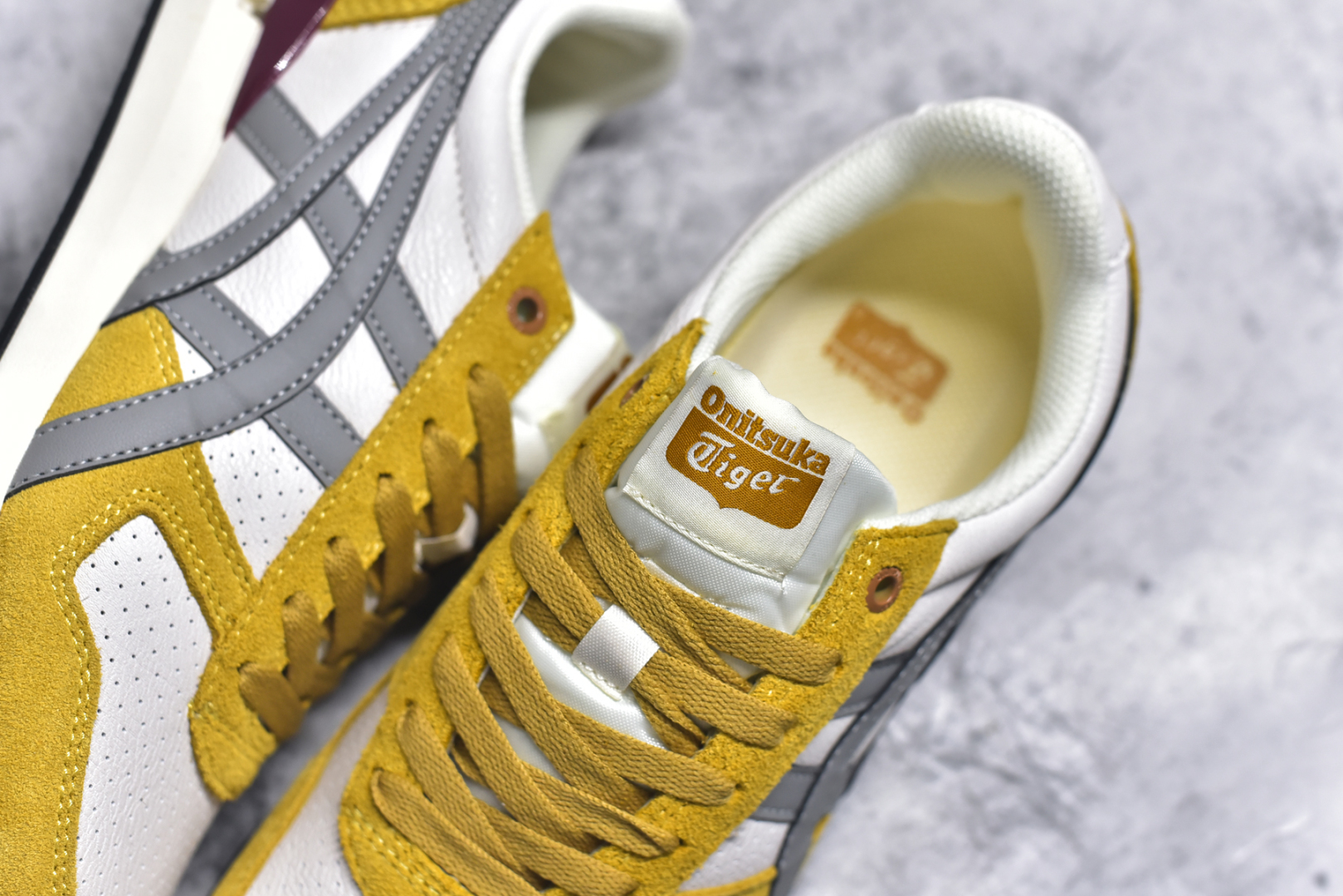 图片[9]-#Asics Onitsuka Tiger Ultimate 81 EX 亚瑟士终极系列低帮复古风百搭皮革休闲运动慢跑鞋 采用软质荔枝纹牛培皮鞋面材质 配置OrthoLite鞋垫 轻质Eva缓震组合耐磨橡胶外底 Onitsuka Tiger 鬼塚虎 ULTIMATE 81EX 1183B510 中性款运动鞋 鞋跟底部的缓震孔设计以及TPU后跟保护片强化稳定性 造就合乎新时代高性能运动鞋标准的现代鞋款 牛皮革鞋面 FLYTEFOAM Propel中底增强缓震性与回弹性 鞋跟处采用fuzeGEL缓震胶科技 强化缓震 OrthoLite鞋垫 进一步强化缓震Gel-Kayano超轻量专业运动慢跑鞋 货号：1183B510 尺码：35.5-45-选品中心