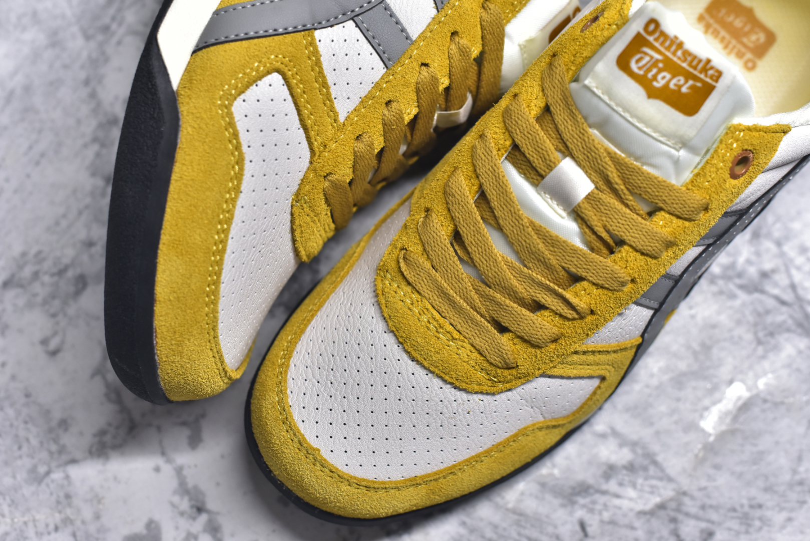 图片[8]-#Asics Onitsuka Tiger Ultimate 81 EX 亚瑟士终极系列低帮复古风百搭皮革休闲运动慢跑鞋 采用软质荔枝纹牛培皮鞋面材质 配置OrthoLite鞋垫 轻质Eva缓震组合耐磨橡胶外底 Onitsuka Tiger 鬼塚虎 ULTIMATE 81EX 1183B510 中性款运动鞋 鞋跟底部的缓震孔设计以及TPU后跟保护片强化稳定性 造就合乎新时代高性能运动鞋标准的现代鞋款 牛皮革鞋面 FLYTEFOAM Propel中底增强缓震性与回弹性 鞋跟处采用fuzeGEL缓震胶科技 强化缓震 OrthoLite鞋垫 进一步强化缓震Gel-Kayano超轻量专业运动慢跑鞋 货号：1183B510 尺码：35.5-45-选品中心