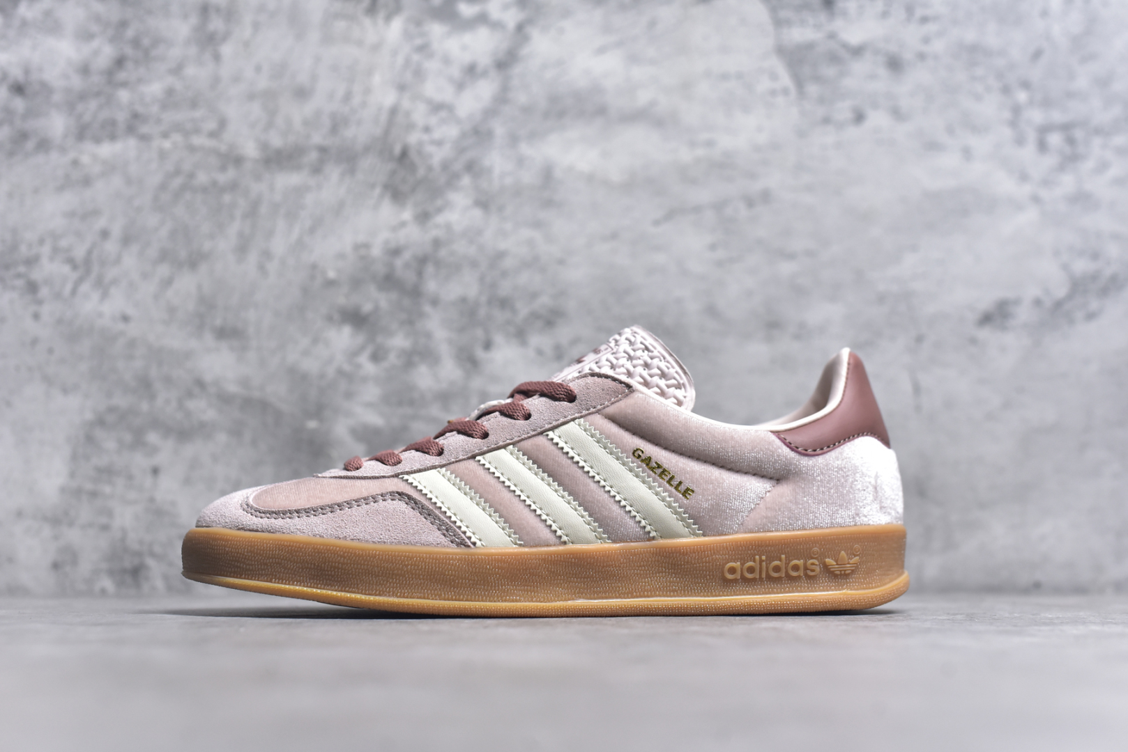 #AD Gazelle Indoor Trainers 羚羊内训系列低帮复古百搭休闲运动德训风板鞋 JR0232 90年代经典的复刻版！自60年代以足球训练鞋面世以来,Gazelle就以其经典设计席卷全球。1991年版本的复刻,再造经典Gazelle。采用皮革打造,搭配浊色细节,让这款经典更加简约。尺码：35.5-45-选品中心