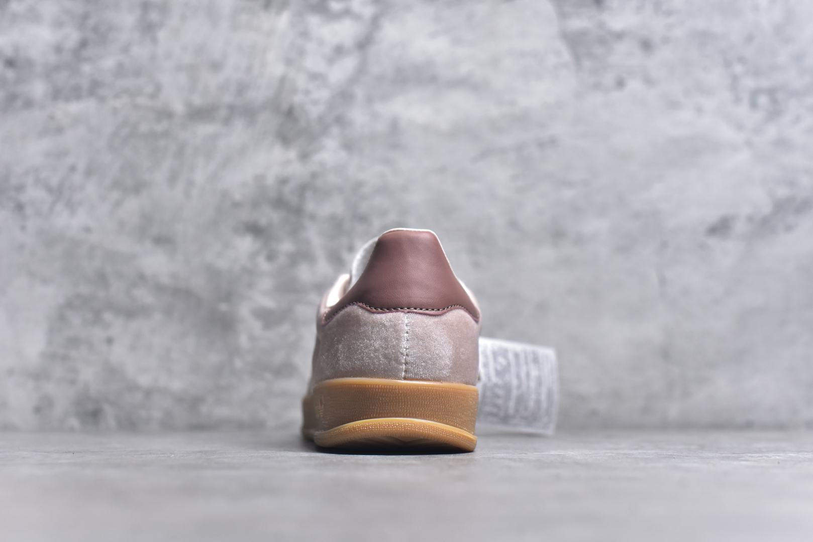 图片[5]-#AD Gazelle Indoor Trainers 羚羊内训系列低帮复古百搭休闲运动德训风板鞋 JR0232 90年代经典的复刻版！自60年代以足球训练鞋面世以来,Gazelle就以其经典设计席卷全球。1991年版本的复刻,再造经典Gazelle。采用皮革打造,搭配浊色细节,让这款经典更加简约。尺码：35.5-45-选品中心