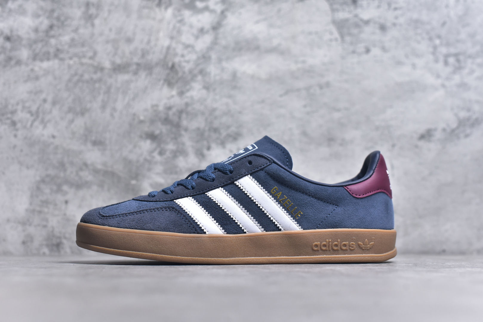 #AD Gazelle Indoor Trainers 羚羊内训系列低帮复古百搭休闲运动德训风板鞋 JI3522 90年代经典的复刻版！自60年代以足球训练鞋面世以来,Gazelle就以其经典设计席卷全球。1991年版本的复刻,再造经典Gazelle。采用皮革打造,搭配浊色细节,让这款经典更加简约。尺码：35.5-45-选品中心