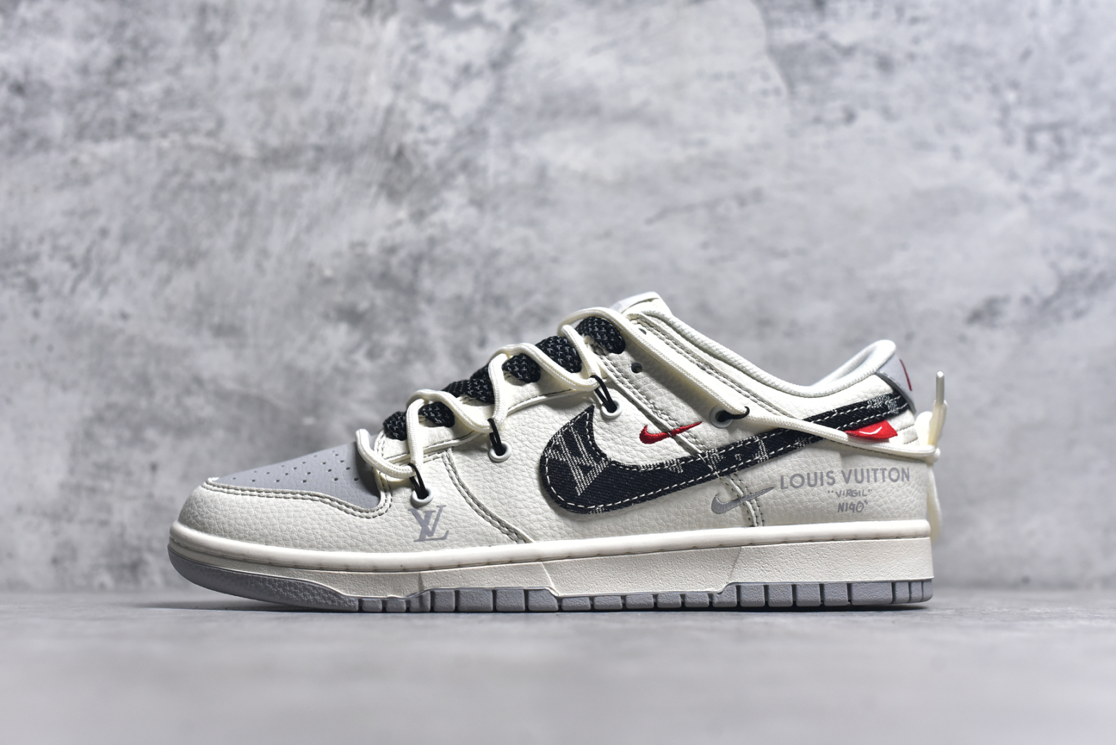 #Nike SB Dunk Low LV系列 绑带牛仔黑勾 周年高端定制 低帮休闲板鞋 FC1688-218 #定制鞋盒 大厂纯原品质出货 超高清洁度 皮料切割干净无任何毛边 细节完美 尺码：36 36.5 37.5 38 38.5 39 40 40.5 41 42 42.5 43 44 44.5 45 9.E5-选品中心