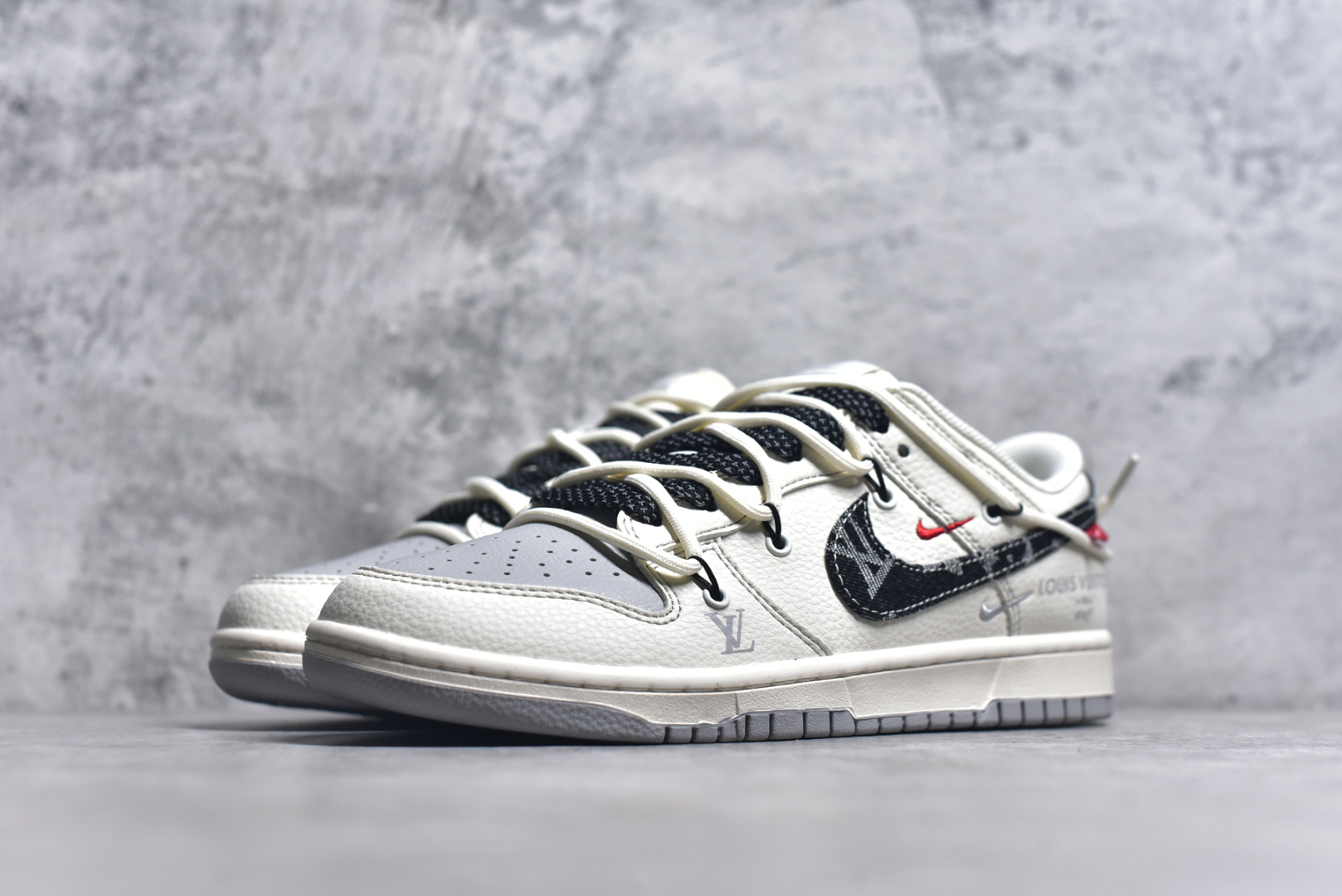 图片[2]-#Nike SB Dunk Low LV系列 绑带牛仔黑勾 周年高端定制 低帮休闲板鞋 FC1688-218 #定制鞋盒 大厂纯原品质出货 超高清洁度 皮料切割干净无任何毛边 细节完美 尺码：36 36.5 37.5 38 38.5 39 40 40.5 41 42 42.5 43 44 44.5 45 9.E5-选品中心