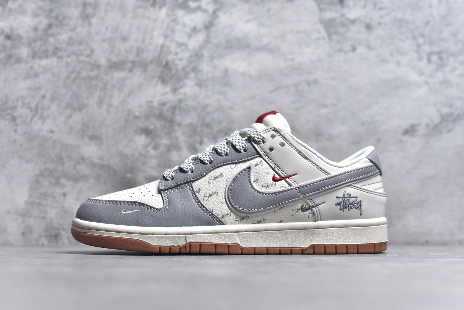#Nike SB Dunk Low 斯图西联名 米灰生胶 周年高端定制 低帮休闲板鞋 XS6089-531 #定制鞋盒 大厂纯原品质出货 超高清洁度 皮料切割干净无任何毛边 细节完美 尺码：36 36.5 37.5 38 36.5 39 40 40.5 41 42 42.5 43 44 44.5 45 9.E5-选品中心