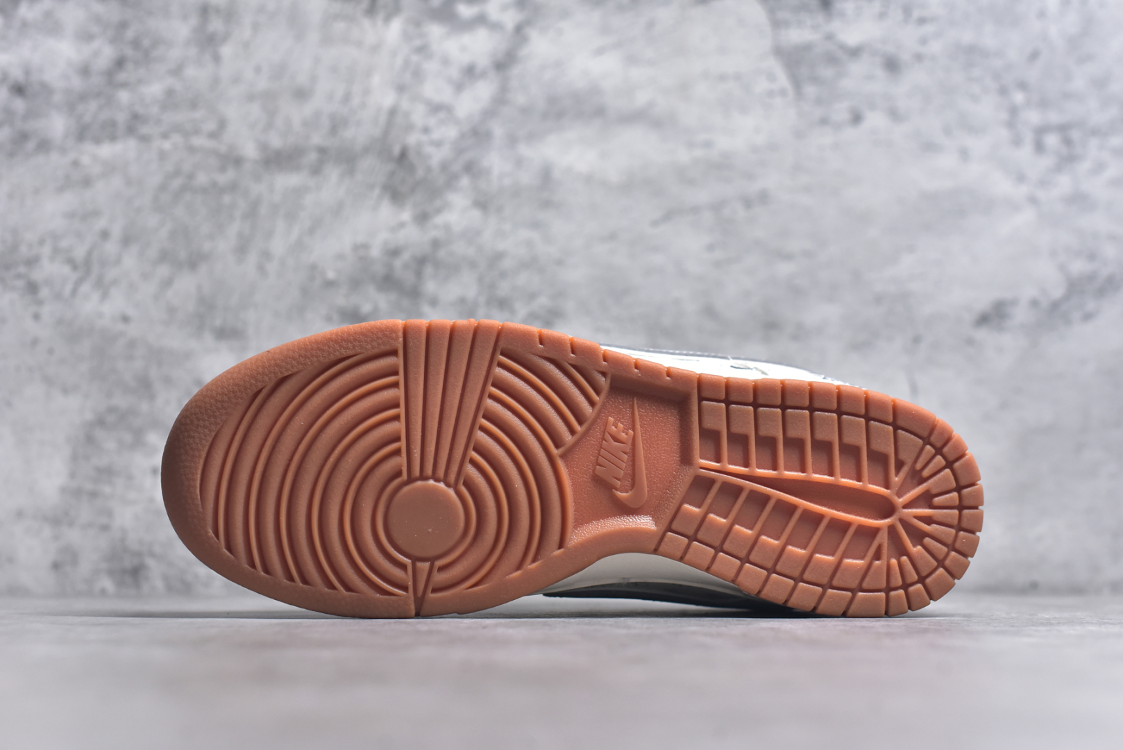 图片[6]-#Nike SB Dunk Low 斯图西联名 米灰生胶 周年高端定制 低帮休闲板鞋 XS6089-531 #定制鞋盒 大厂纯原品质出货 超高清洁度 皮料切割干净无任何毛边 细节完美 尺码：36 36.5 37.5 38 36.5 39 40 40.5 41 42 42.5 43 44 44.5 45 9.E5-选品中心