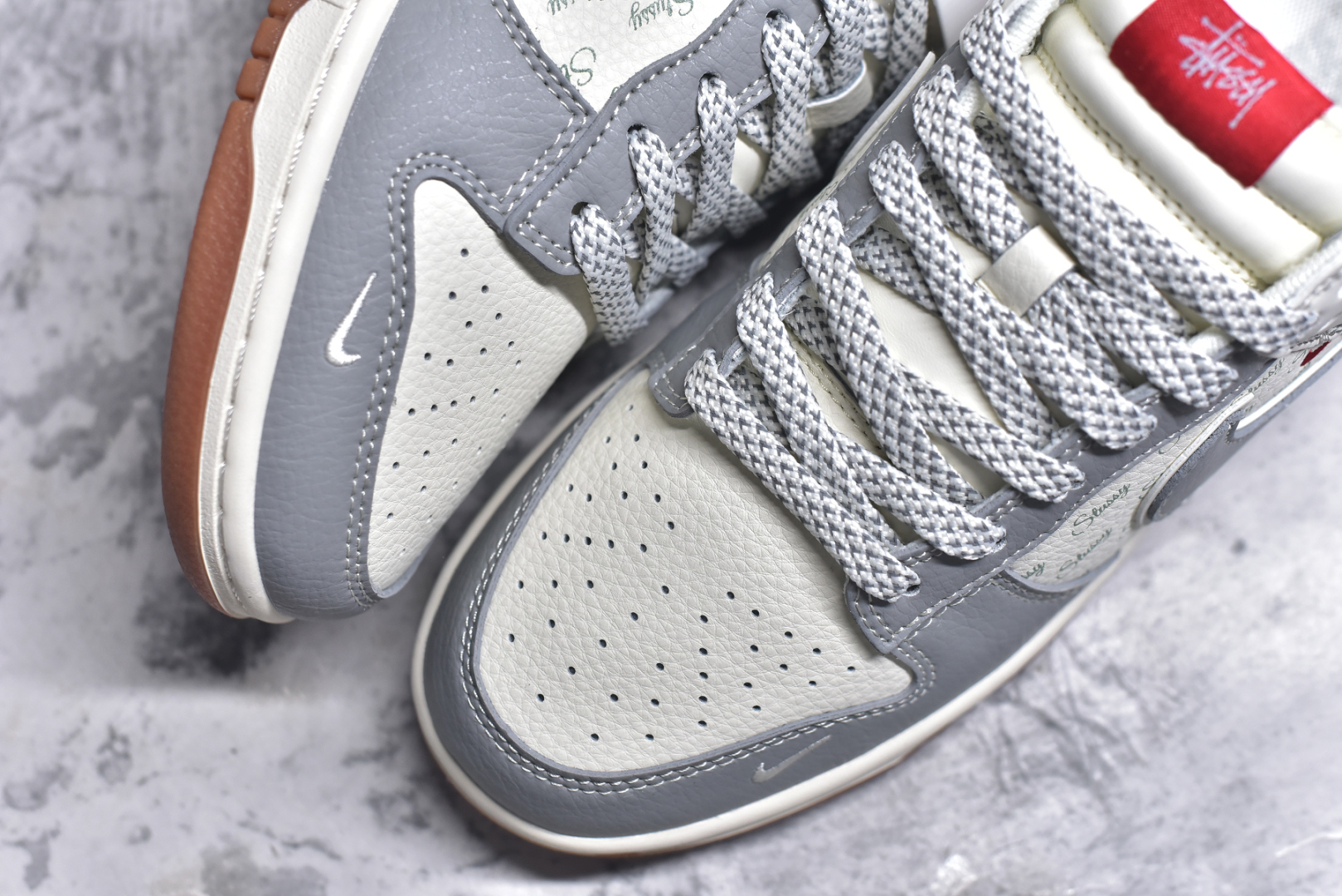 图片[8]-#Nike SB Dunk Low 斯图西联名 米灰生胶 周年高端定制 低帮休闲板鞋 XS6089-531 #定制鞋盒 大厂纯原品质出货 超高清洁度 皮料切割干净无任何毛边 细节完美 尺码：36 36.5 37.5 38 36.5 39 40 40.5 41 42 42.5 43 44 44.5 45 9.E5-选品中心