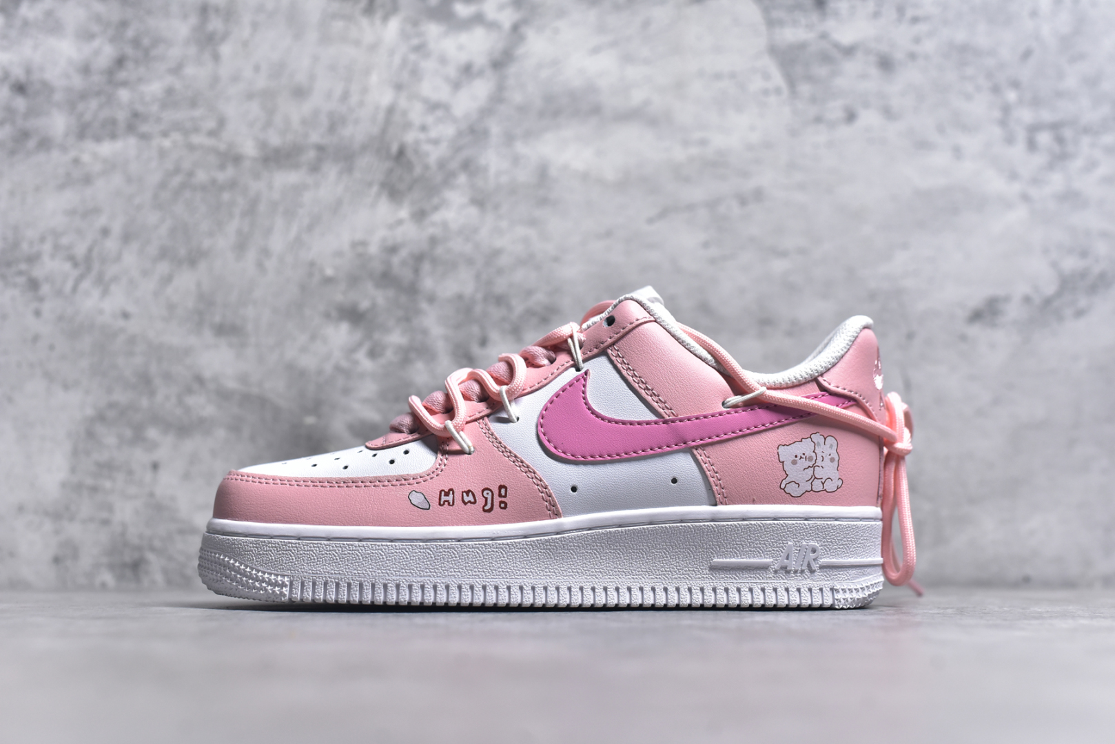 #Nike Air Force 1\’07 Low 粉色恋人 空军一号低帮休闲板鞋 YY2023-762 #设计风格偏向于可爱和少女心，鞋面以粉色和白色为主色调，搭配了一些卡通图案和装饰，如小熊图案和心形吊饰，整体给人一种甜美和俏皮的感觉。 尺码：36 36.5 37.5 38 38.5 39 40 40.5 41 42 42.5 43 44 44.5 45 9.D4-选品中心
