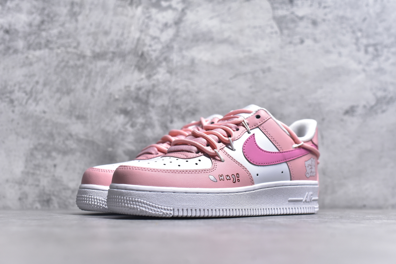 图片[2]-#Nike Air Force 1\’07 Low 粉色恋人 空军一号低帮休闲板鞋 YY2023-762 #设计风格偏向于可爱和少女心，鞋面以粉色和白色为主色调，搭配了一些卡通图案和装饰，如小熊图案和心形吊饰，整体给人一种甜美和俏皮的感觉。 尺码：36 36.5 37.5 38 38.5 39 40 40.5 41 42 42.5 43 44 44.5 45 9.D4-选品中心