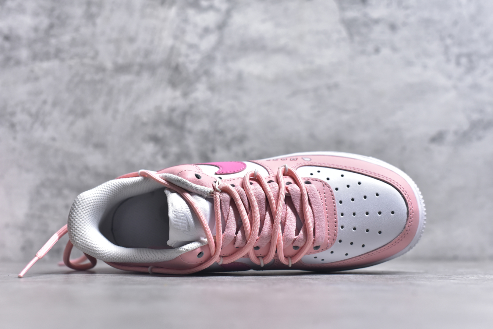 图片[4]-#Nike Air Force 1\’07 Low 粉色恋人 空军一号低帮休闲板鞋 YY2023-762 #设计风格偏向于可爱和少女心，鞋面以粉色和白色为主色调，搭配了一些卡通图案和装饰，如小熊图案和心形吊饰，整体给人一种甜美和俏皮的感觉。 尺码：36 36.5 37.5 38 38.5 39 40 40.5 41 42 42.5 43 44 44.5 45 9.D4-选品中心