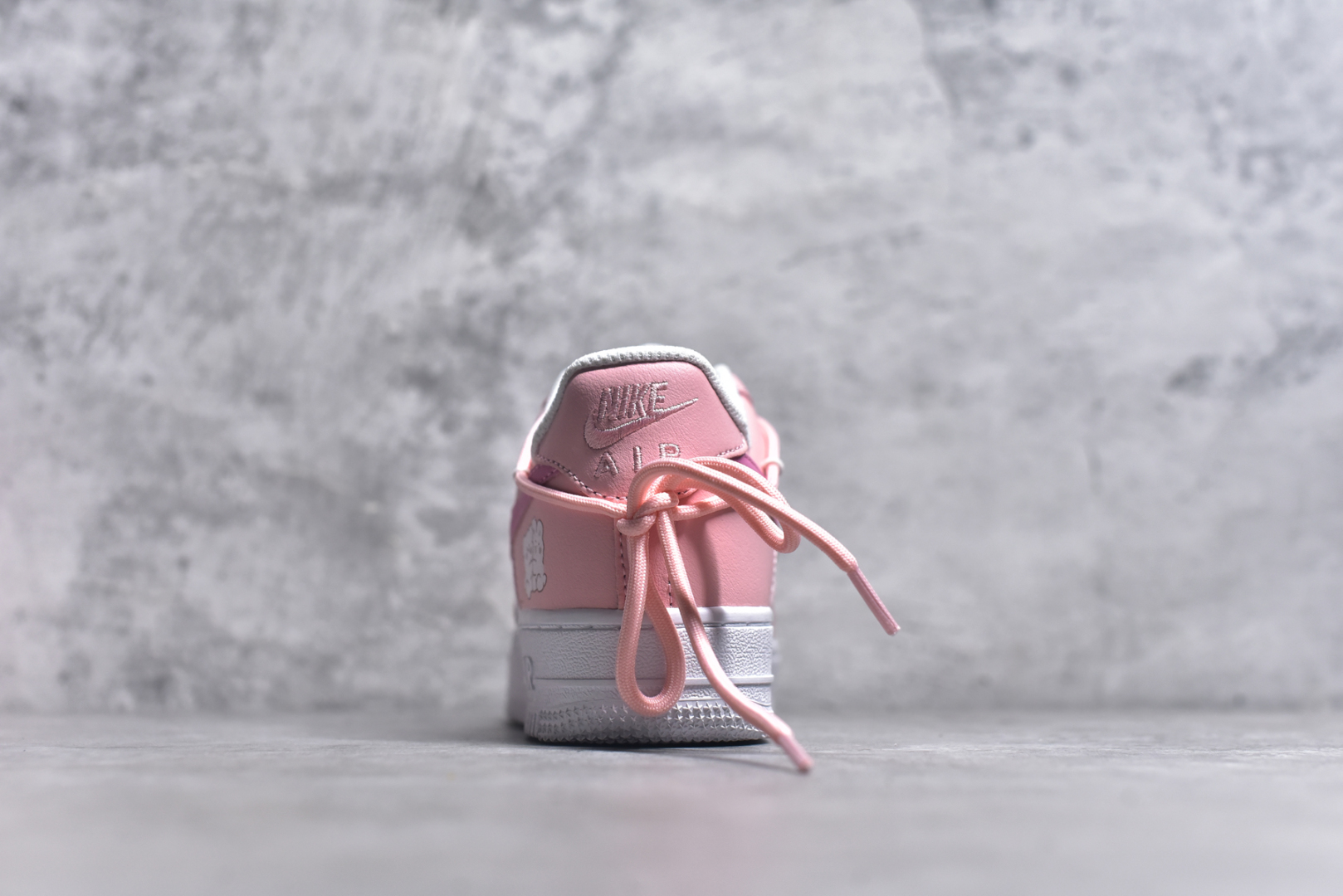 图片[5]-#Nike Air Force 1\’07 Low 粉色恋人 空军一号低帮休闲板鞋 YY2023-762 #设计风格偏向于可爱和少女心，鞋面以粉色和白色为主色调，搭配了一些卡通图案和装饰，如小熊图案和心形吊饰，整体给人一种甜美和俏皮的感觉。 尺码：36 36.5 37.5 38 38.5 39 40 40.5 41 42 42.5 43 44 44.5 45 9.D4-选品中心
