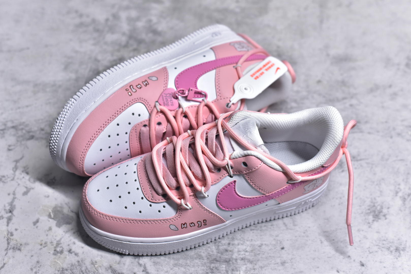 图片[7]-#Nike Air Force 1\’07 Low 粉色恋人 空军一号低帮休闲板鞋 YY2023-762 #设计风格偏向于可爱和少女心，鞋面以粉色和白色为主色调，搭配了一些卡通图案和装饰，如小熊图案和心形吊饰，整体给人一种甜美和俏皮的感觉。 尺码：36 36.5 37.5 38 38.5 39 40 40.5 41 42 42.5 43 44 44.5 45 9.D4-选品中心
