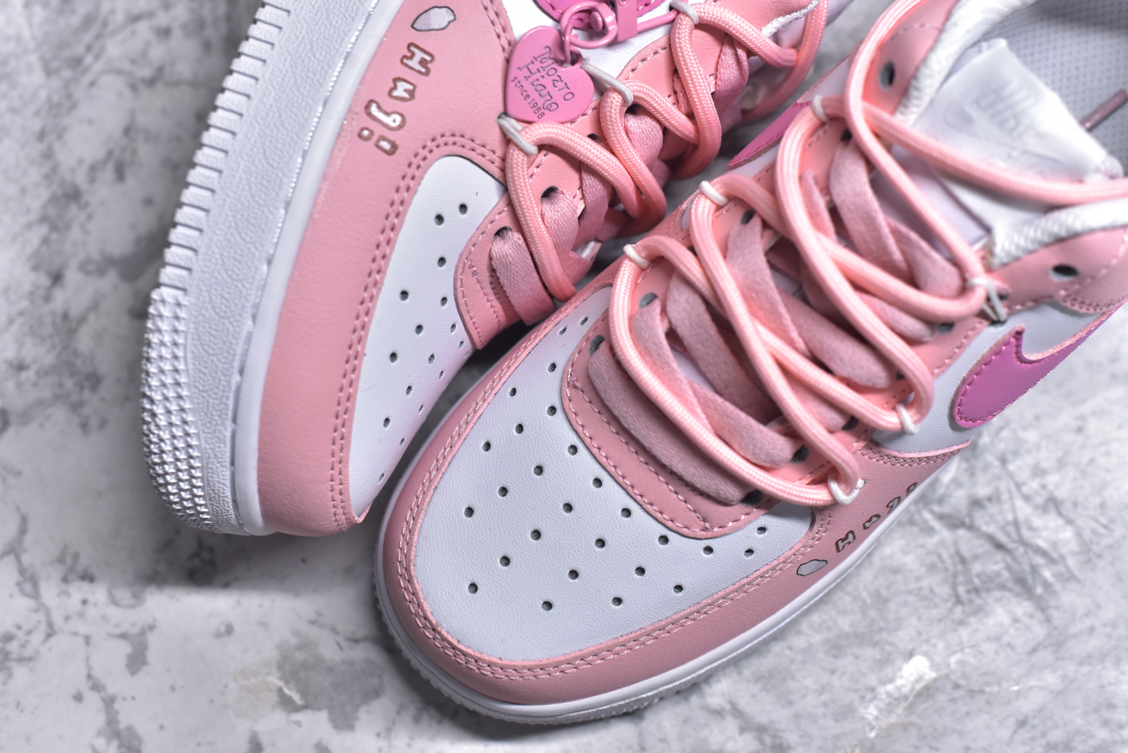 图片[8]-#Nike Air Force 1\’07 Low 粉色恋人 空军一号低帮休闲板鞋 YY2023-762 #设计风格偏向于可爱和少女心，鞋面以粉色和白色为主色调，搭配了一些卡通图案和装饰，如小熊图案和心形吊饰，整体给人一种甜美和俏皮的感觉。 尺码：36 36.5 37.5 38 38.5 39 40 40.5 41 42 42.5 43 44 44.5 45 9.D4-选品中心