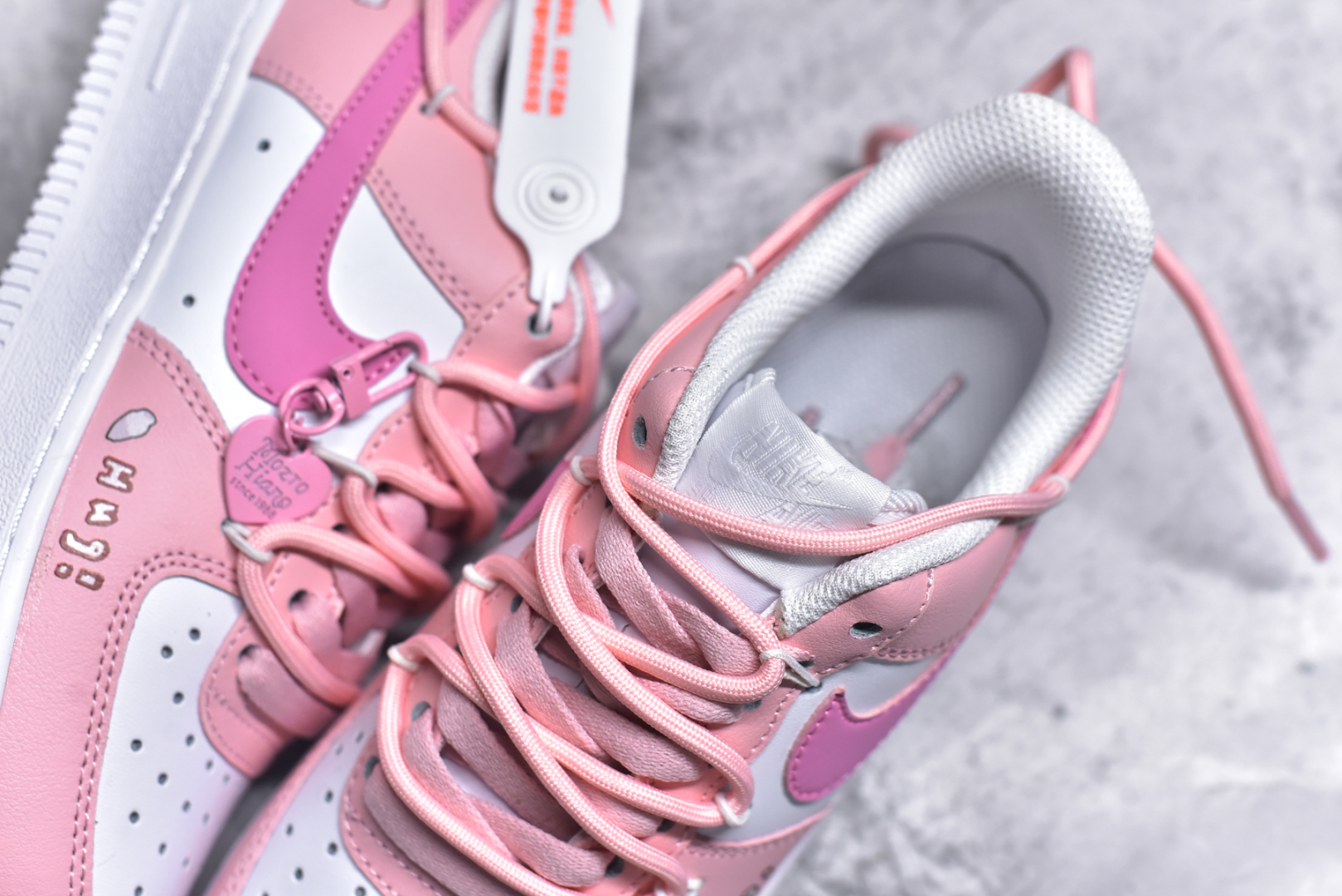 图片[9]-#Nike Air Force 1\’07 Low 粉色恋人 空军一号低帮休闲板鞋 YY2023-762 #设计风格偏向于可爱和少女心，鞋面以粉色和白色为主色调，搭配了一些卡通图案和装饰，如小熊图案和心形吊饰，整体给人一种甜美和俏皮的感觉。 尺码：36 36.5 37.5 38 38.5 39 40 40.5 41 42 42.5 43 44 44.5 45 9.D4-选品中心