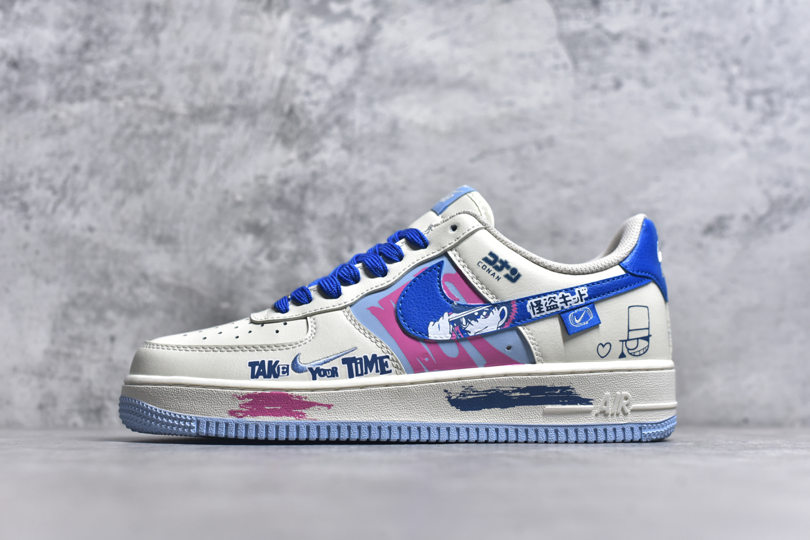 #Nike Air Force 1\’07 Low \”Kaito Kuroba\” 柯南漫画系列 怪盗基德 空军一号低帮休闲板鞋 DB3301-121 #在动漫《名侦探柯南》中，怪盗基德，第一代是黑羽盗一，是世界级魔术师，18年前首次以怪盗基德的身份在巴黎开始活动，8年前被神秘组织暗杀。第二代是黑羽快斗，是黑羽盗一的儿子，17岁的高中生，因发现父亲的秘密，为调查父亲死因继承怪盗身份 尺码：36 36.5 37.5 38 38.5 39 40 40.5 41 42 42.5 43 44 44.5 45 9.D4-选品中心