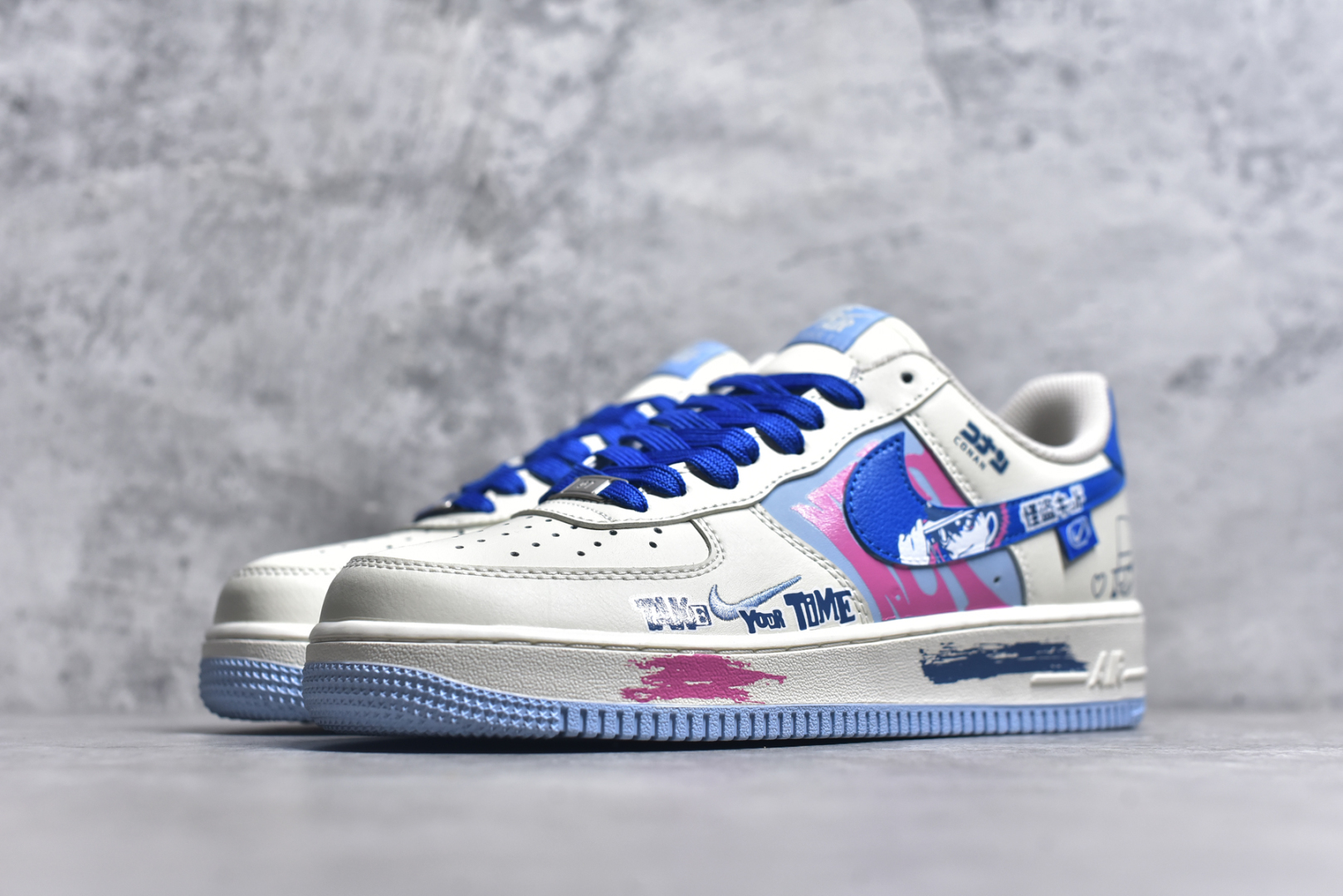 图片[2]-#Nike Air Force 1\’07 Low \”Kaito Kuroba\” 柯南漫画系列 怪盗基德 空军一号低帮休闲板鞋 DB3301-121 #在动漫《名侦探柯南》中，怪盗基德，第一代是黑羽盗一，是世界级魔术师，18年前首次以怪盗基德的身份在巴黎开始活动，8年前被神秘组织暗杀。第二代是黑羽快斗，是黑羽盗一的儿子，17岁的高中生，因发现父亲的秘密，为调查父亲死因继承怪盗身份 尺码：36 36.5 37.5 38 38.5 39 40 40.5 41 42 42.5 43 44 44.5 45 9.D4-选品中心
