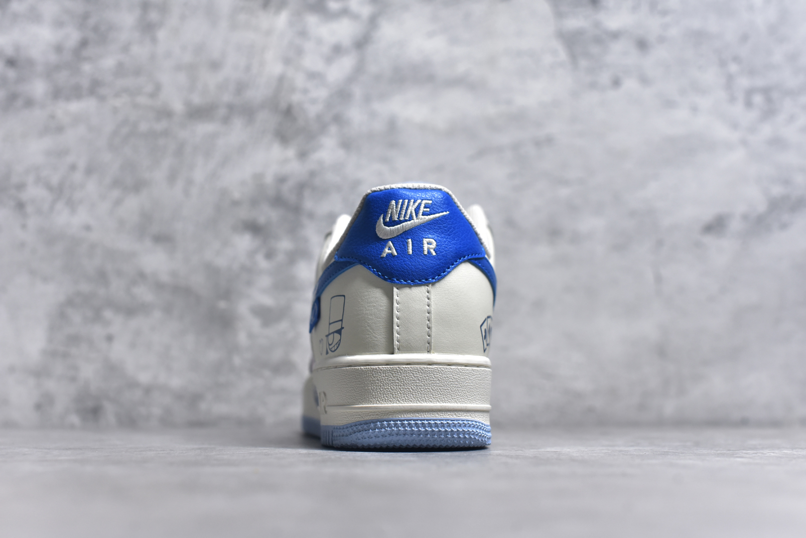 图片[5]-#Nike Air Force 1\’07 Low \”Kaito Kuroba\” 柯南漫画系列 怪盗基德 空军一号低帮休闲板鞋 DB3301-121 #在动漫《名侦探柯南》中，怪盗基德，第一代是黑羽盗一，是世界级魔术师，18年前首次以怪盗基德的身份在巴黎开始活动，8年前被神秘组织暗杀。第二代是黑羽快斗，是黑羽盗一的儿子，17岁的高中生，因发现父亲的秘密，为调查父亲死因继承怪盗身份 尺码：36 36.5 37.5 38 38.5 39 40 40.5 41 42 42.5 43 44 44.5 45 9.D4-选品中心