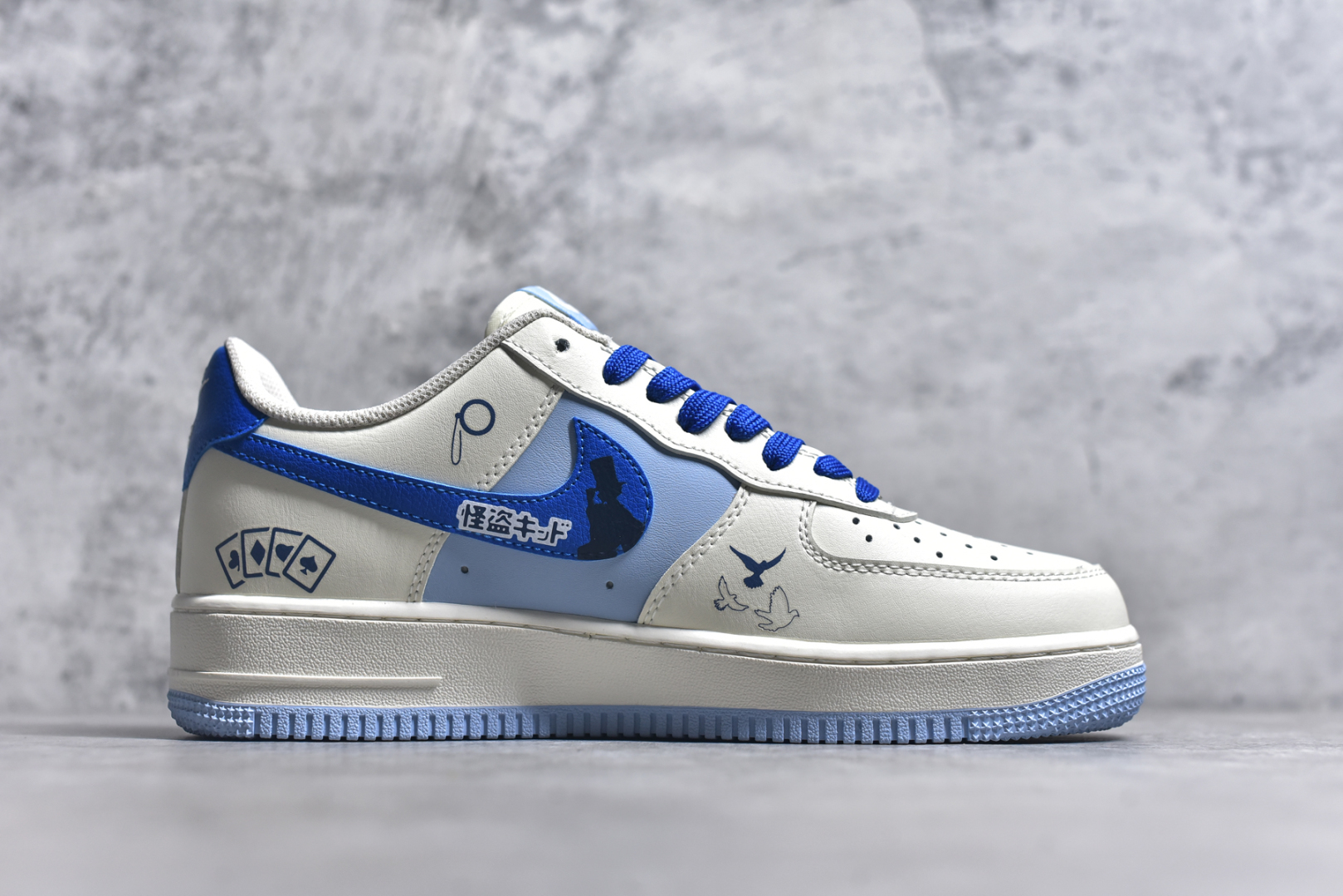 图片[3]-#Nike Air Force 1\’07 Low \”Kaito Kuroba\” 柯南漫画系列 怪盗基德 空军一号低帮休闲板鞋 DB3301-121 #在动漫《名侦探柯南》中，怪盗基德，第一代是黑羽盗一，是世界级魔术师，18年前首次以怪盗基德的身份在巴黎开始活动，8年前被神秘组织暗杀。第二代是黑羽快斗，是黑羽盗一的儿子，17岁的高中生，因发现父亲的秘密，为调查父亲死因继承怪盗身份 尺码：36 36.5 37.5 38 38.5 39 40 40.5 41 42 42.5 43 44 44.5 45 9.D4-选品中心