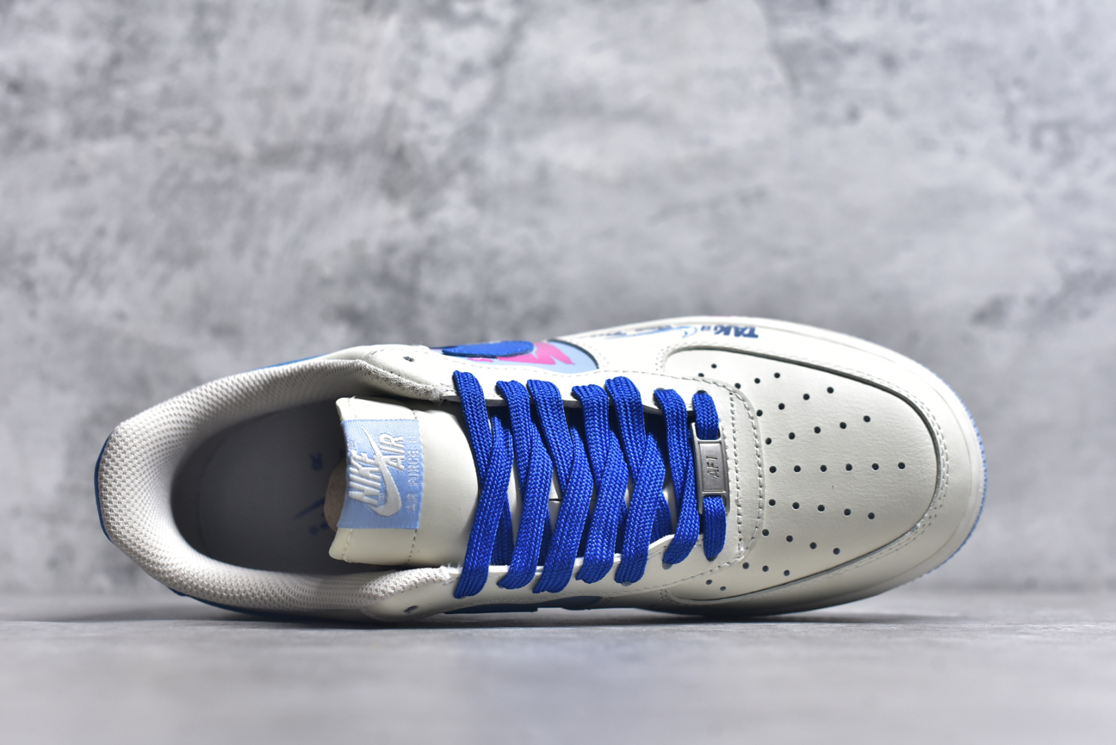 图片[4]-#Nike Air Force 1\’07 Low \”Kaito Kuroba\” 柯南漫画系列 怪盗基德 空军一号低帮休闲板鞋 DB3301-121 #在动漫《名侦探柯南》中，怪盗基德，第一代是黑羽盗一，是世界级魔术师，18年前首次以怪盗基德的身份在巴黎开始活动，8年前被神秘组织暗杀。第二代是黑羽快斗，是黑羽盗一的儿子，17岁的高中生，因发现父亲的秘密，为调查父亲死因继承怪盗身份 尺码：36 36.5 37.5 38 38.5 39 40 40.5 41 42 42.5 43 44 44.5 45 9.D4-选品中心