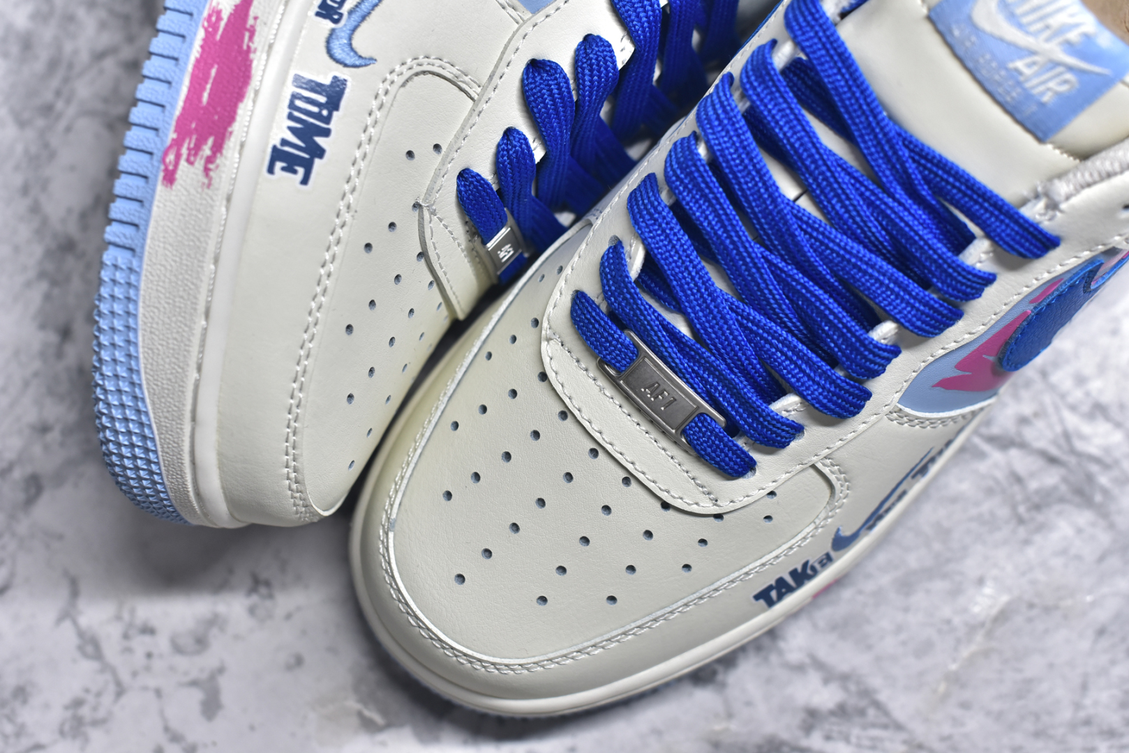 图片[8]-#Nike Air Force 1\’07 Low \”Kaito Kuroba\” 柯南漫画系列 怪盗基德 空军一号低帮休闲板鞋 DB3301-121 #在动漫《名侦探柯南》中，怪盗基德，第一代是黑羽盗一，是世界级魔术师，18年前首次以怪盗基德的身份在巴黎开始活动，8年前被神秘组织暗杀。第二代是黑羽快斗，是黑羽盗一的儿子，17岁的高中生，因发现父亲的秘密，为调查父亲死因继承怪盗身份 尺码：36 36.5 37.5 38 38.5 39 40 40.5 41 42 42.5 43 44 44.5 45 9.D4-选品中心