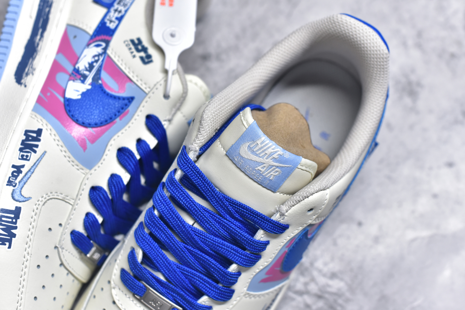 图片[9]-#Nike Air Force 1\’07 Low \”Kaito Kuroba\” 柯南漫画系列 怪盗基德 空军一号低帮休闲板鞋 DB3301-121 #在动漫《名侦探柯南》中，怪盗基德，第一代是黑羽盗一，是世界级魔术师，18年前首次以怪盗基德的身份在巴黎开始活动，8年前被神秘组织暗杀。第二代是黑羽快斗，是黑羽盗一的儿子，17岁的高中生，因发现父亲的秘密，为调查父亲死因继承怪盗身份 尺码：36 36.5 37.5 38 38.5 39 40 40.5 41 42 42.5 43 44 44.5 45 9.D4-选品中心