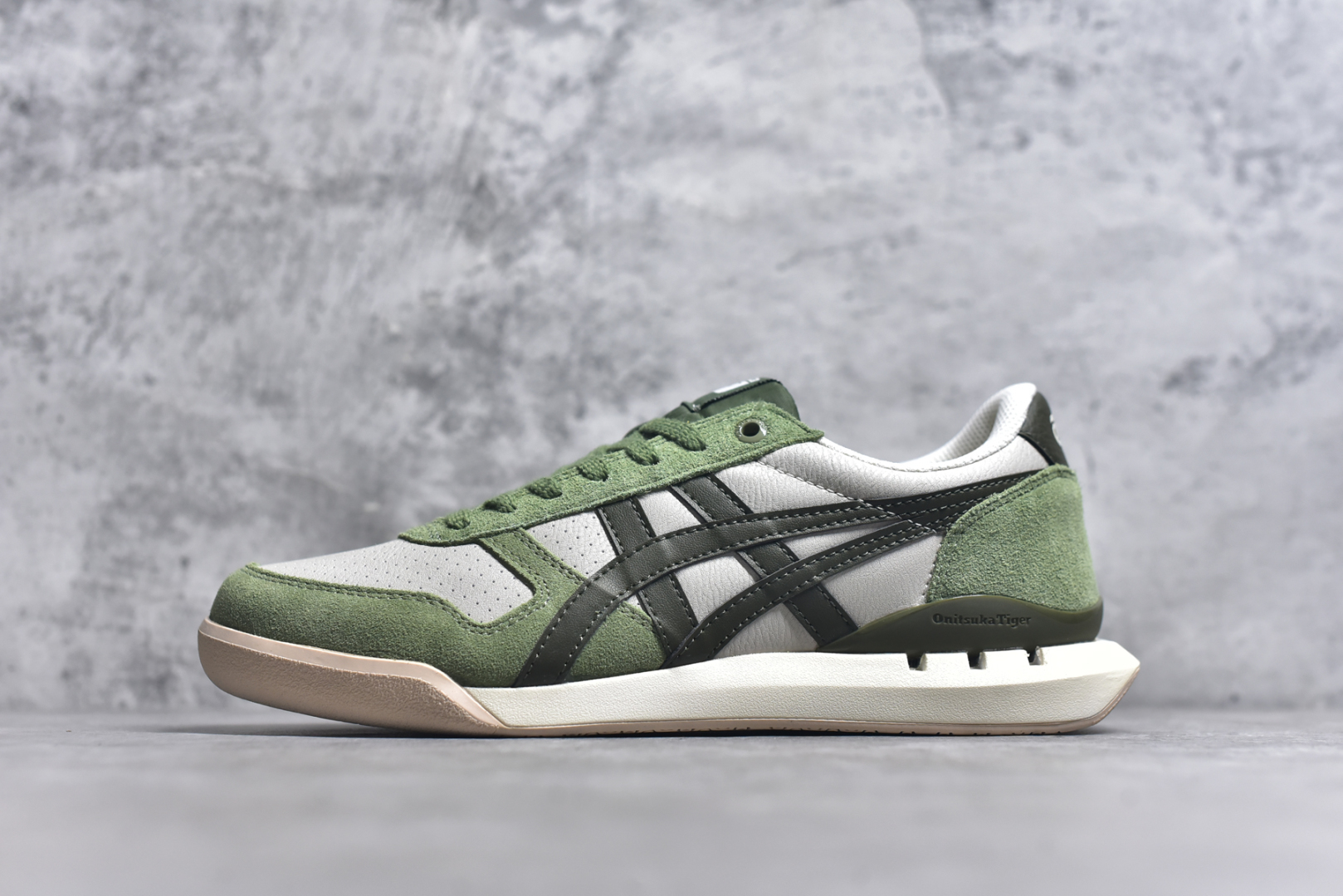 #Asics Onitsuka Tiger Ultimate 81 EX 亚瑟士终极系列低帮复古风百搭皮革休闲运动慢跑鞋 采用软质荔枝纹牛培皮鞋面材质 配置OrthoLite鞋垫 轻质Eva缓震组合耐磨橡胶外底 Onitsuka Tiger 鬼塚虎 ULTIMATE 81EX 1183C074 中性款运动鞋 鞋跟底部的缓震孔设计以及TPU后跟保护片强化稳定性 造就合乎新时代高性能运动鞋标准的现代鞋款 牛皮革鞋面 FLYTEFOAM Propel中底增强缓震性与回弹性 鞋跟处采用fuzeGEL缓震胶科技 强化缓震 OrthoLite鞋垫 进一步强化缓震Gel-Kayano超轻量专业运动慢跑鞋 货号：1183C074 尺码：35.5-45-选品中心