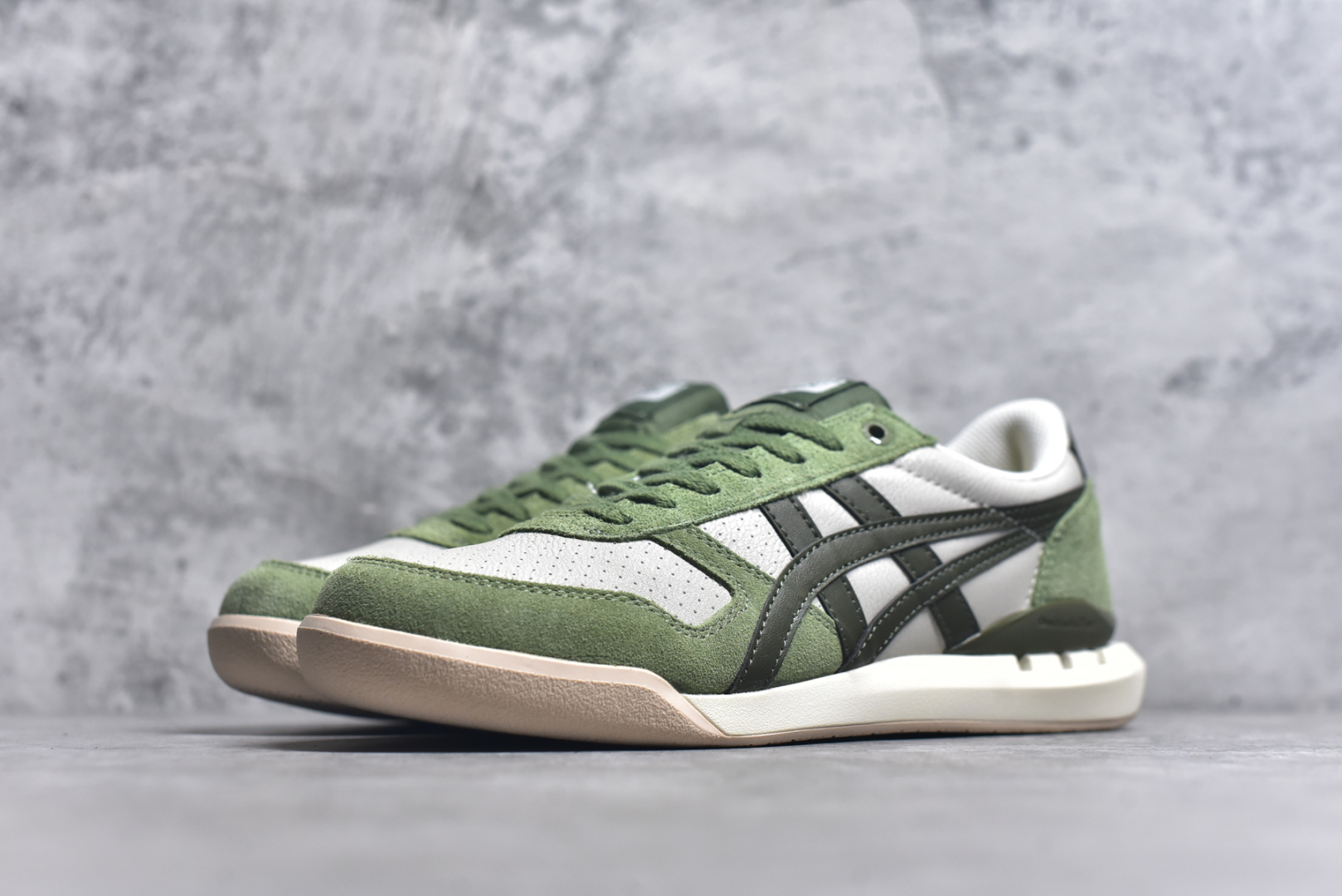 图片[2]-#Asics Onitsuka Tiger Ultimate 81 EX 亚瑟士终极系列低帮复古风百搭皮革休闲运动慢跑鞋 采用软质荔枝纹牛培皮鞋面材质 配置OrthoLite鞋垫 轻质Eva缓震组合耐磨橡胶外底 Onitsuka Tiger 鬼塚虎 ULTIMATE 81EX 1183C074 中性款运动鞋 鞋跟底部的缓震孔设计以及TPU后跟保护片强化稳定性 造就合乎新时代高性能运动鞋标准的现代鞋款 牛皮革鞋面 FLYTEFOAM Propel中底增强缓震性与回弹性 鞋跟处采用fuzeGEL缓震胶科技 强化缓震 OrthoLite鞋垫 进一步强化缓震Gel-Kayano超轻量专业运动慢跑鞋 货号：1183C074 尺码：35.5-45-选品中心