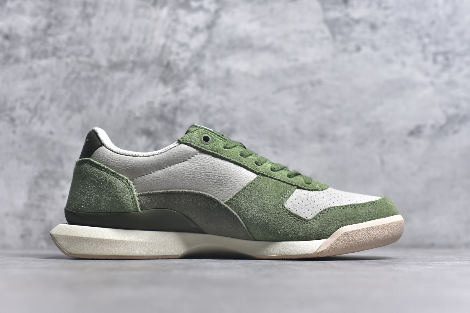 图片[3]-#Asics Onitsuka Tiger Ultimate 81 EX 亚瑟士终极系列低帮复古风百搭皮革休闲运动慢跑鞋 采用软质荔枝纹牛培皮鞋面材质 配置OrthoLite鞋垫 轻质Eva缓震组合耐磨橡胶外底 Onitsuka Tiger 鬼塚虎 ULTIMATE 81EX 1183C074 中性款运动鞋 鞋跟底部的缓震孔设计以及TPU后跟保护片强化稳定性 造就合乎新时代高性能运动鞋标准的现代鞋款 牛皮革鞋面 FLYTEFOAM Propel中底增强缓震性与回弹性 鞋跟处采用fuzeGEL缓震胶科技 强化缓震 OrthoLite鞋垫 进一步强化缓震Gel-Kayano超轻量专业运动慢跑鞋 货号：1183C074 尺码：35.5-45-选品中心