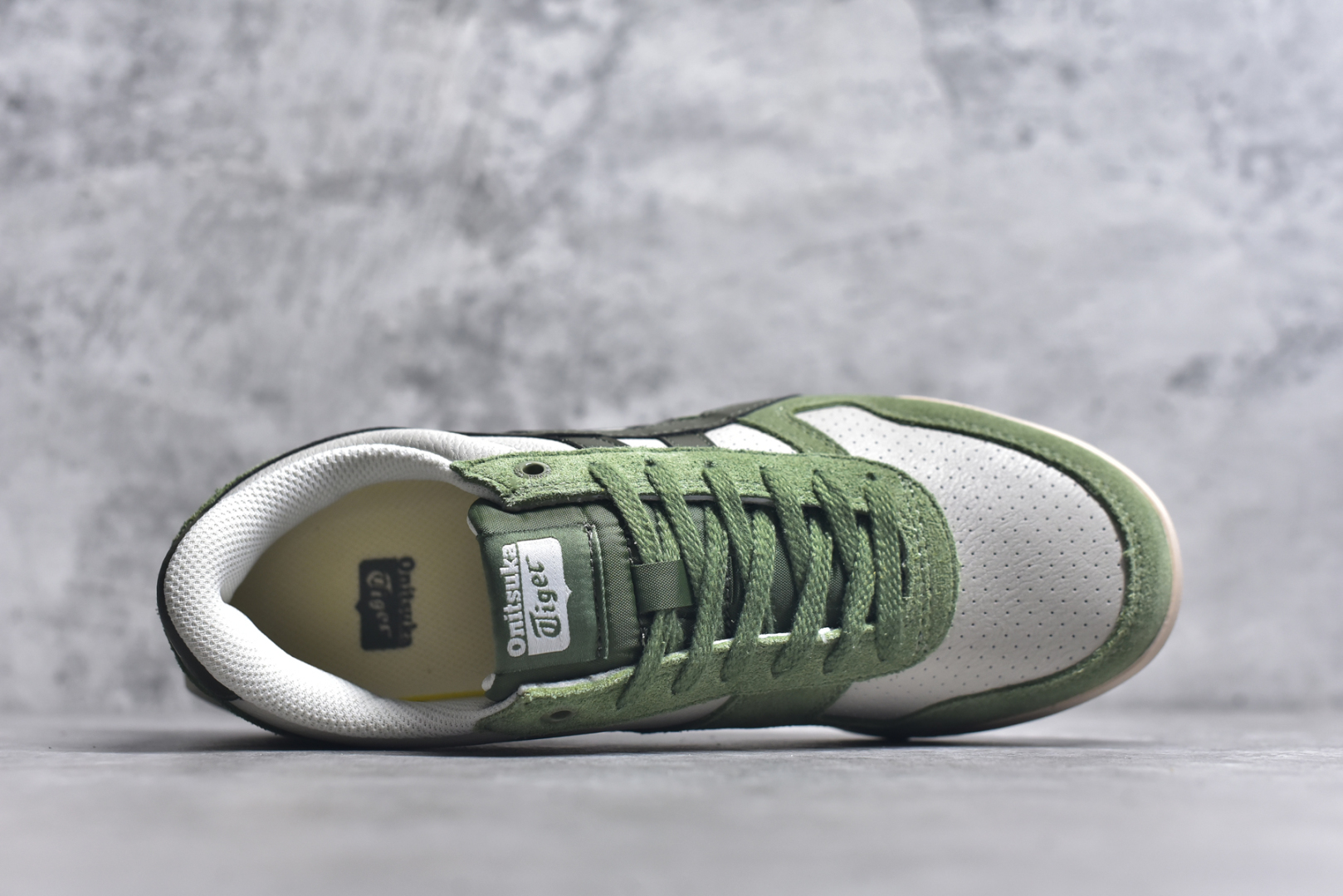 图片[4]-#Asics Onitsuka Tiger Ultimate 81 EX 亚瑟士终极系列低帮复古风百搭皮革休闲运动慢跑鞋 采用软质荔枝纹牛培皮鞋面材质 配置OrthoLite鞋垫 轻质Eva缓震组合耐磨橡胶外底 Onitsuka Tiger 鬼塚虎 ULTIMATE 81EX 1183C074 中性款运动鞋 鞋跟底部的缓震孔设计以及TPU后跟保护片强化稳定性 造就合乎新时代高性能运动鞋标准的现代鞋款 牛皮革鞋面 FLYTEFOAM Propel中底增强缓震性与回弹性 鞋跟处采用fuzeGEL缓震胶科技 强化缓震 OrthoLite鞋垫 进一步强化缓震Gel-Kayano超轻量专业运动慢跑鞋 货号：1183C074 尺码：35.5-45-选品中心