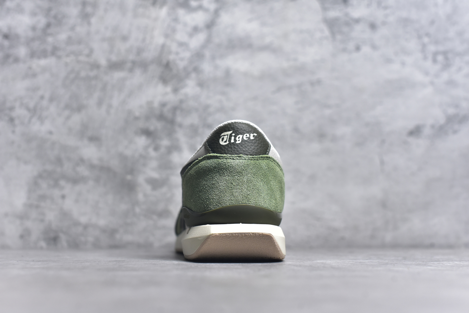 图片[5]-#Asics Onitsuka Tiger Ultimate 81 EX 亚瑟士终极系列低帮复古风百搭皮革休闲运动慢跑鞋 采用软质荔枝纹牛培皮鞋面材质 配置OrthoLite鞋垫 轻质Eva缓震组合耐磨橡胶外底 Onitsuka Tiger 鬼塚虎 ULTIMATE 81EX 1183C074 中性款运动鞋 鞋跟底部的缓震孔设计以及TPU后跟保护片强化稳定性 造就合乎新时代高性能运动鞋标准的现代鞋款 牛皮革鞋面 FLYTEFOAM Propel中底增强缓震性与回弹性 鞋跟处采用fuzeGEL缓震胶科技 强化缓震 OrthoLite鞋垫 进一步强化缓震Gel-Kayano超轻量专业运动慢跑鞋 货号：1183C074 尺码：35.5-45-选品中心