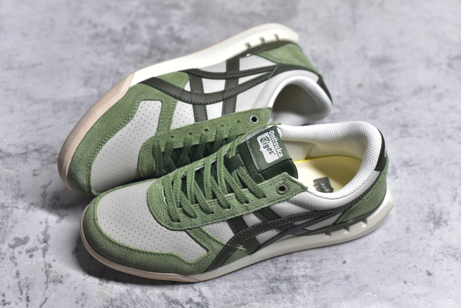 图片[7]-#Asics Onitsuka Tiger Ultimate 81 EX 亚瑟士终极系列低帮复古风百搭皮革休闲运动慢跑鞋 采用软质荔枝纹牛培皮鞋面材质 配置OrthoLite鞋垫 轻质Eva缓震组合耐磨橡胶外底 Onitsuka Tiger 鬼塚虎 ULTIMATE 81EX 1183C074 中性款运动鞋 鞋跟底部的缓震孔设计以及TPU后跟保护片强化稳定性 造就合乎新时代高性能运动鞋标准的现代鞋款 牛皮革鞋面 FLYTEFOAM Propel中底增强缓震性与回弹性 鞋跟处采用fuzeGEL缓震胶科技 强化缓震 OrthoLite鞋垫 进一步强化缓震Gel-Kayano超轻量专业运动慢跑鞋 货号：1183C074 尺码：35.5-45-选品中心