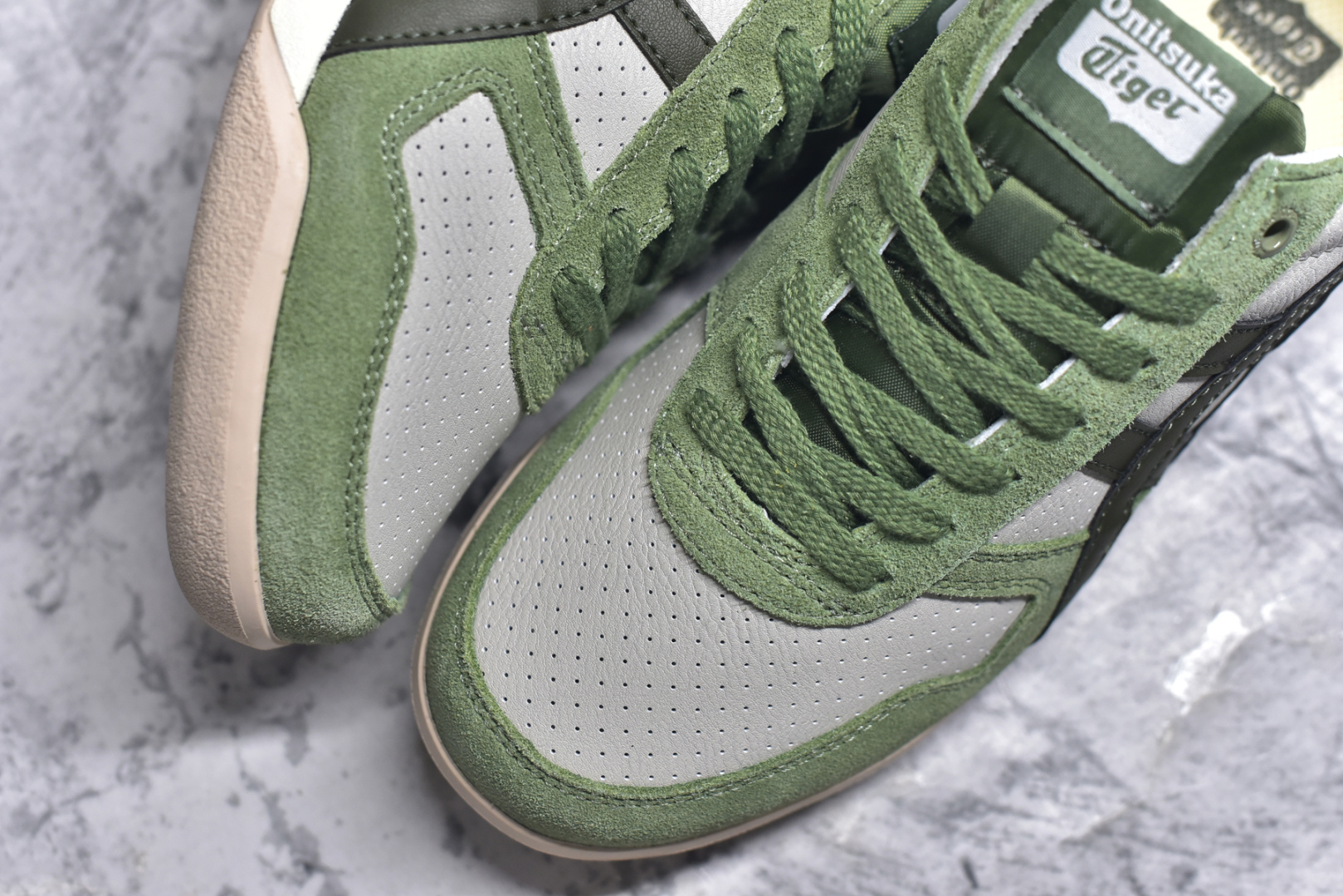 图片[8]-#Asics Onitsuka Tiger Ultimate 81 EX 亚瑟士终极系列低帮复古风百搭皮革休闲运动慢跑鞋 采用软质荔枝纹牛培皮鞋面材质 配置OrthoLite鞋垫 轻质Eva缓震组合耐磨橡胶外底 Onitsuka Tiger 鬼塚虎 ULTIMATE 81EX 1183C074 中性款运动鞋 鞋跟底部的缓震孔设计以及TPU后跟保护片强化稳定性 造就合乎新时代高性能运动鞋标准的现代鞋款 牛皮革鞋面 FLYTEFOAM Propel中底增强缓震性与回弹性 鞋跟处采用fuzeGEL缓震胶科技 强化缓震 OrthoLite鞋垫 进一步强化缓震Gel-Kayano超轻量专业运动慢跑鞋 货号：1183C074 尺码：35.5-45-选品中心