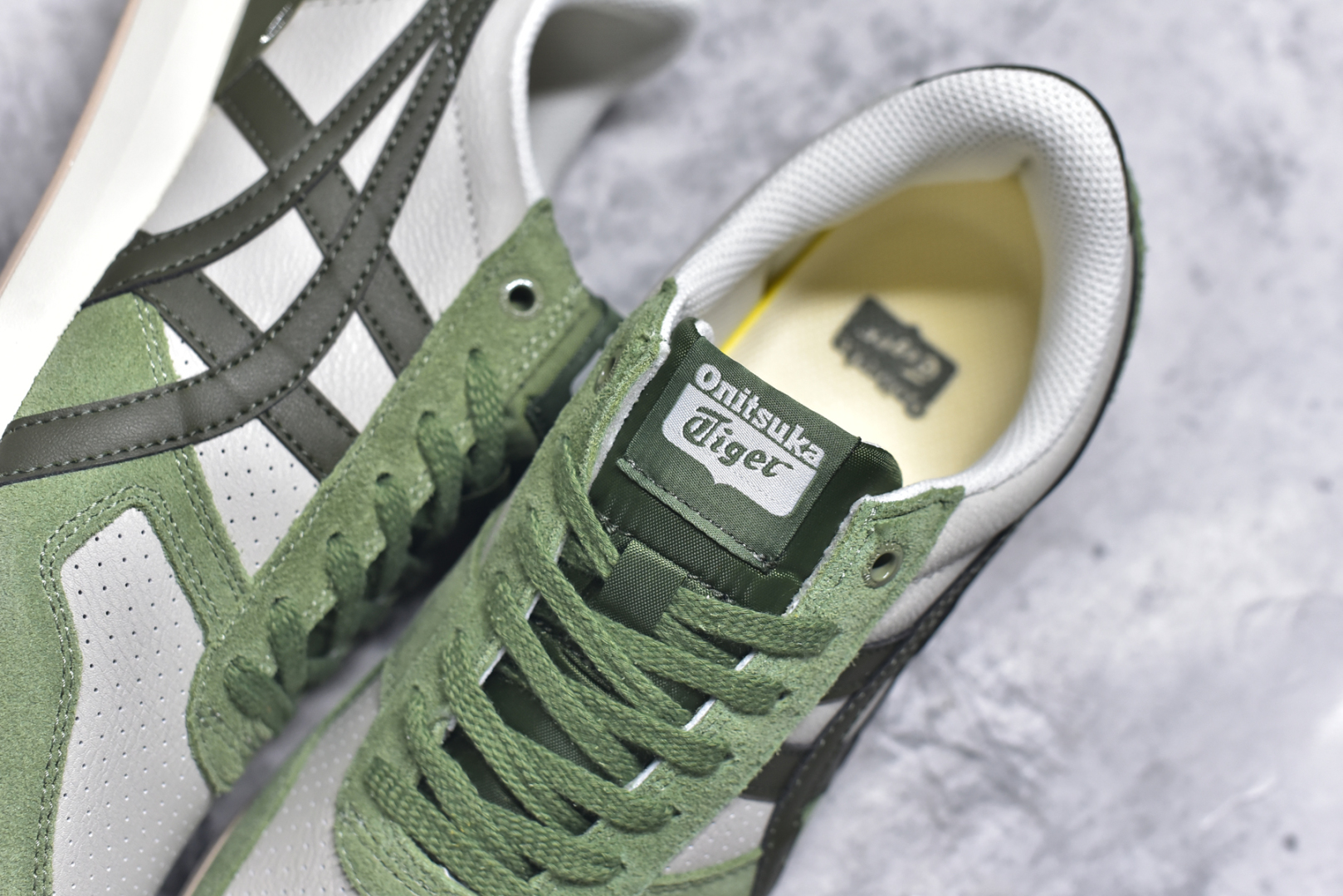 图片[9]-#Asics Onitsuka Tiger Ultimate 81 EX 亚瑟士终极系列低帮复古风百搭皮革休闲运动慢跑鞋 采用软质荔枝纹牛培皮鞋面材质 配置OrthoLite鞋垫 轻质Eva缓震组合耐磨橡胶外底 Onitsuka Tiger 鬼塚虎 ULTIMATE 81EX 1183C074 中性款运动鞋 鞋跟底部的缓震孔设计以及TPU后跟保护片强化稳定性 造就合乎新时代高性能运动鞋标准的现代鞋款 牛皮革鞋面 FLYTEFOAM Propel中底增强缓震性与回弹性 鞋跟处采用fuzeGEL缓震胶科技 强化缓震 OrthoLite鞋垫 进一步强化缓震Gel-Kayano超轻量专业运动慢跑鞋 货号：1183C074 尺码：35.5-45-选品中心