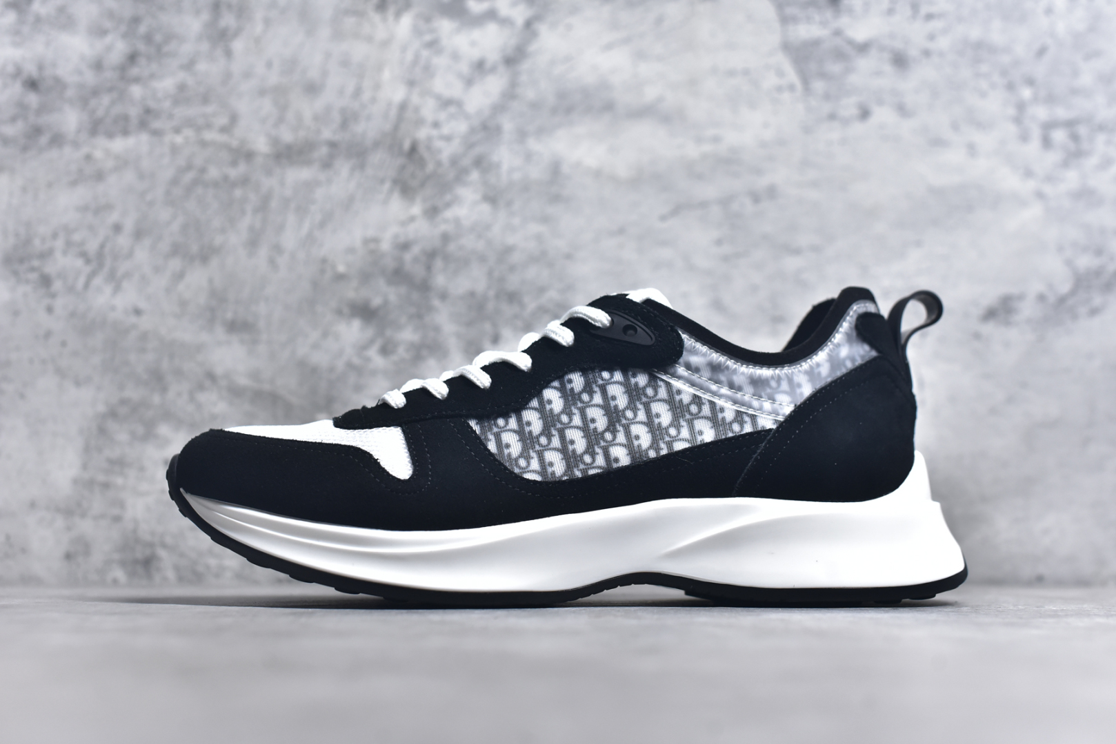 #Dior 运动鞋 跑步鞋 原版购入开发 这款 B25 Runner 运动鞋结合运动版型与 Dior 优雅的经典标识。采用迪奥灰和白色光滑牛皮革精心制作，饰以经典的米色和黑色 Oblique 印花提升格调。搭配白色纹理橡胶鞋底，可为各式休闲造型增添经典气质，更显精致 配送专柜精美包装，面料采用原版定制牛皮+Oblique 印花布 定制进口超细纤维 增高3.5CM 尺码： 40 41 42 43 44 45 46-选品中心