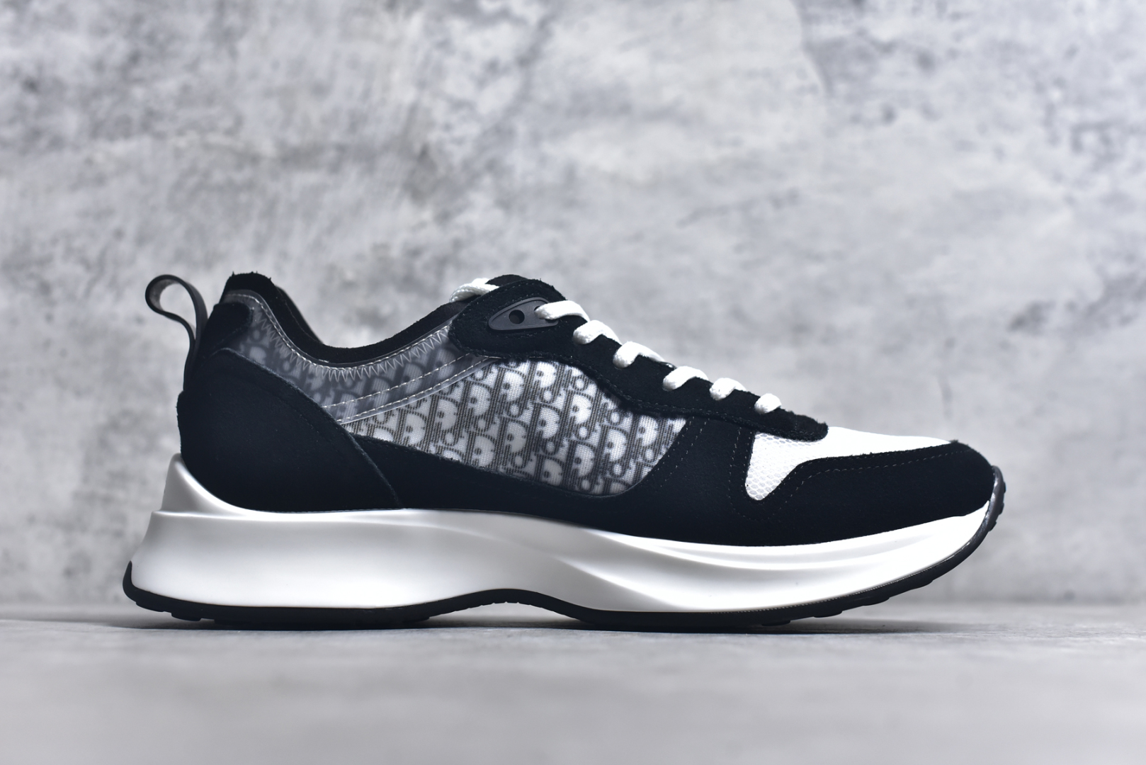 图片[3]-#Dior 运动鞋 跑步鞋 原版购入开发 这款 B25 Runner 运动鞋结合运动版型与 Dior 优雅的经典标识。采用迪奥灰和白色光滑牛皮革精心制作，饰以经典的米色和黑色 Oblique 印花提升格调。搭配白色纹理橡胶鞋底，可为各式休闲造型增添经典气质，更显精致 配送专柜精美包装，面料采用原版定制牛皮+Oblique 印花布 定制进口超细纤维 增高3.5CM 尺码： 40 41 42 43 44 45 46-选品中心