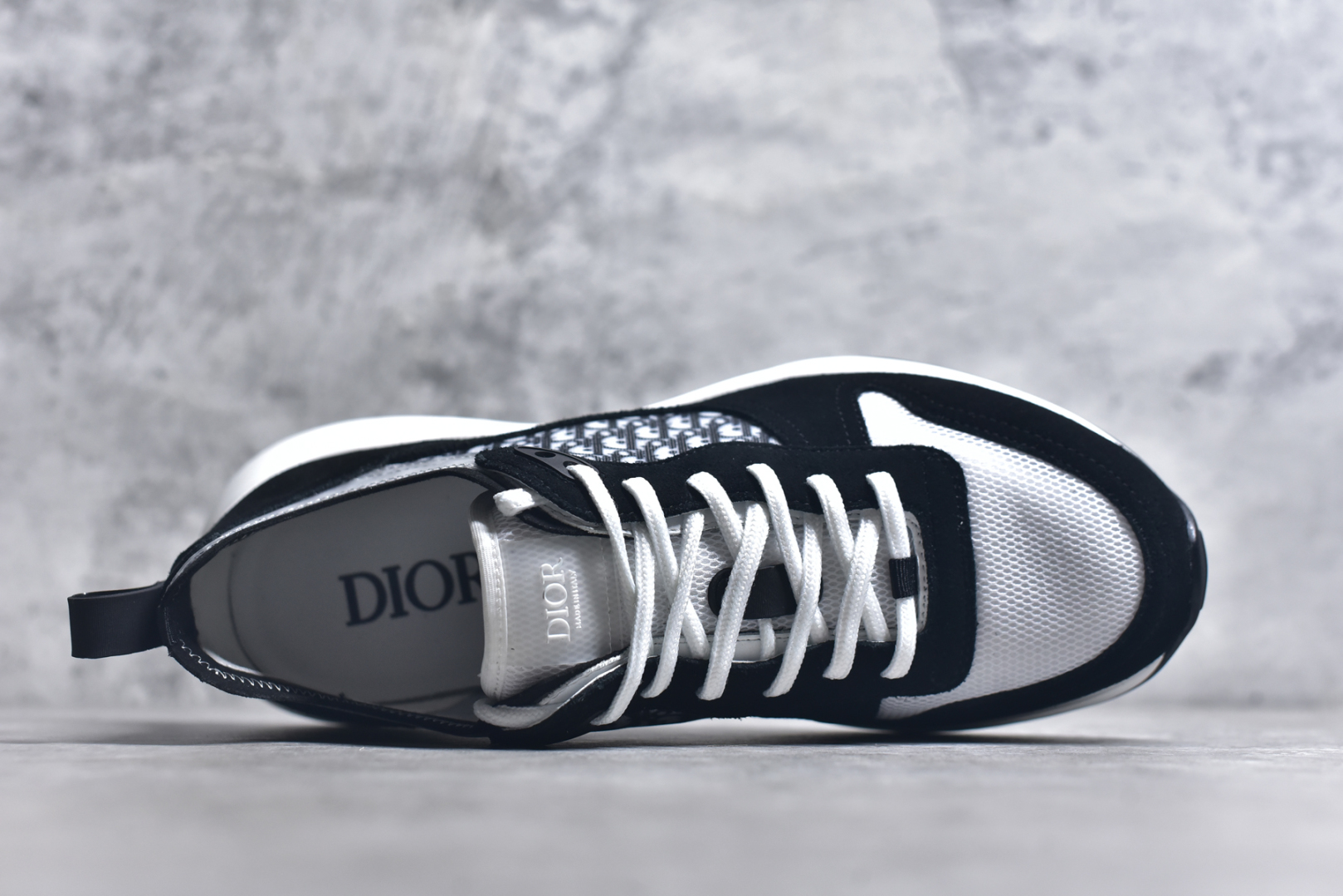 图片[4]-#Dior 运动鞋 跑步鞋 原版购入开发 这款 B25 Runner 运动鞋结合运动版型与 Dior 优雅的经典标识。采用迪奥灰和白色光滑牛皮革精心制作，饰以经典的米色和黑色 Oblique 印花提升格调。搭配白色纹理橡胶鞋底，可为各式休闲造型增添经典气质，更显精致 配送专柜精美包装，面料采用原版定制牛皮+Oblique 印花布 定制进口超细纤维 增高3.5CM 尺码： 40 41 42 43 44 45 46-选品中心