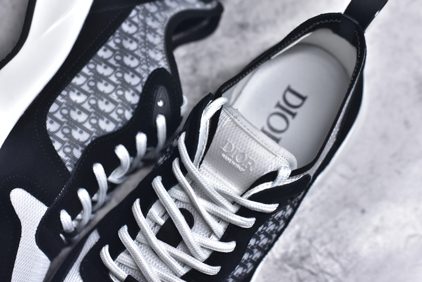 图片[9]-#Dior 运动鞋 跑步鞋 原版购入开发 这款 B25 Runner 运动鞋结合运动版型与 Dior 优雅的经典标识。采用迪奥灰和白色光滑牛皮革精心制作，饰以经典的米色和黑色 Oblique 印花提升格调。搭配白色纹理橡胶鞋底，可为各式休闲造型增添经典气质，更显精致 配送专柜精美包装，面料采用原版定制牛皮+Oblique 印花布 定制进口超细纤维 增高3.5CM 尺码： 40 41 42 43 44 45 46-选品中心
