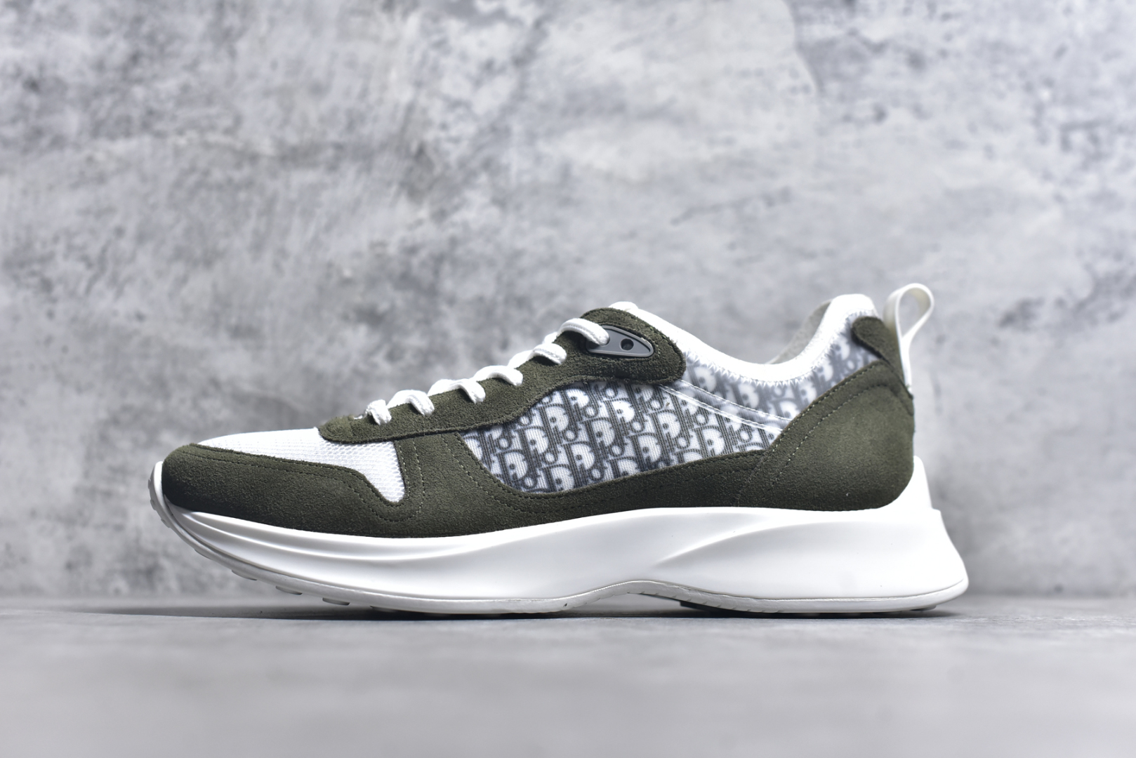 #Dior 运动鞋 跑步鞋 原版购入开发 这款 B25 Runner 运动鞋结合运动版型与 Dior 优雅的经典标识。采用迪奥灰和白色光滑牛皮革精心制作，饰以经典的米色和黑色 Oblique 印花提升格调。搭配白色纹理橡胶鞋底，可为各式休闲造型增添经典气质，更显精致 配送专柜精美包装，面料采用原版定制牛皮+Oblique 印花布 定制进口超细纤维 增高3.5CM 尺码： 40 41 42 43 44 45 46-选品中心