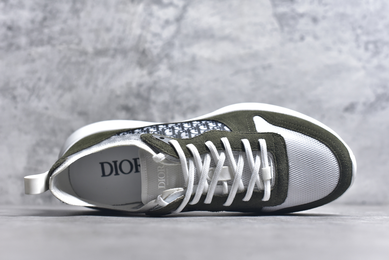 图片[4]-#Dior 运动鞋 跑步鞋 原版购入开发 这款 B25 Runner 运动鞋结合运动版型与 Dior 优雅的经典标识。采用迪奥灰和白色光滑牛皮革精心制作，饰以经典的米色和黑色 Oblique 印花提升格调。搭配白色纹理橡胶鞋底，可为各式休闲造型增添经典气质，更显精致 配送专柜精美包装，面料采用原版定制牛皮+Oblique 印花布 定制进口超细纤维 增高3.5CM 尺码： 40 41 42 43 44 45 46-选品中心
