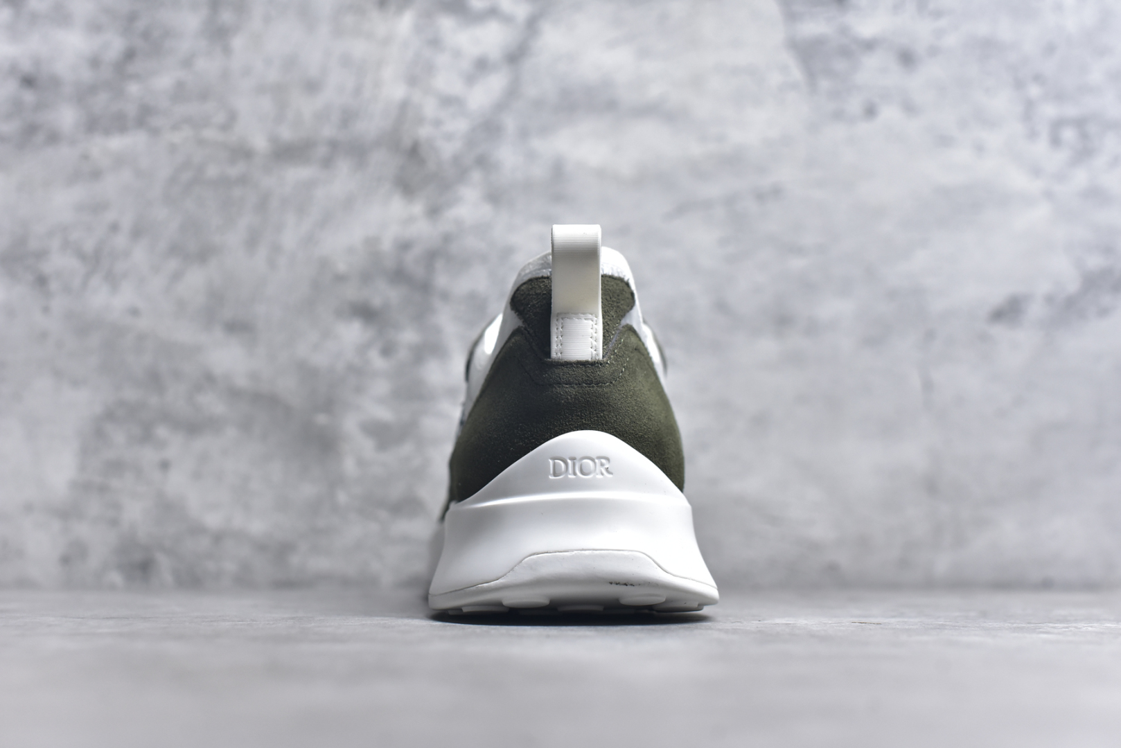 图片[5]-#Dior 运动鞋 跑步鞋 原版购入开发 这款 B25 Runner 运动鞋结合运动版型与 Dior 优雅的经典标识。采用迪奥灰和白色光滑牛皮革精心制作，饰以经典的米色和黑色 Oblique 印花提升格调。搭配白色纹理橡胶鞋底，可为各式休闲造型增添经典气质，更显精致 配送专柜精美包装，面料采用原版定制牛皮+Oblique 印花布 定制进口超细纤维 增高3.5CM 尺码： 40 41 42 43 44 45 46-选品中心