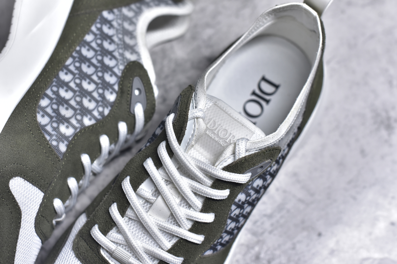 图片[9]-#Dior 运动鞋 跑步鞋 原版购入开发 这款 B25 Runner 运动鞋结合运动版型与 Dior 优雅的经典标识。采用迪奥灰和白色光滑牛皮革精心制作，饰以经典的米色和黑色 Oblique 印花提升格调。搭配白色纹理橡胶鞋底，可为各式休闲造型增添经典气质，更显精致 配送专柜精美包装，面料采用原版定制牛皮+Oblique 印花布 定制进口超细纤维 增高3.5CM 尺码： 40 41 42 43 44 45 46-选品中心